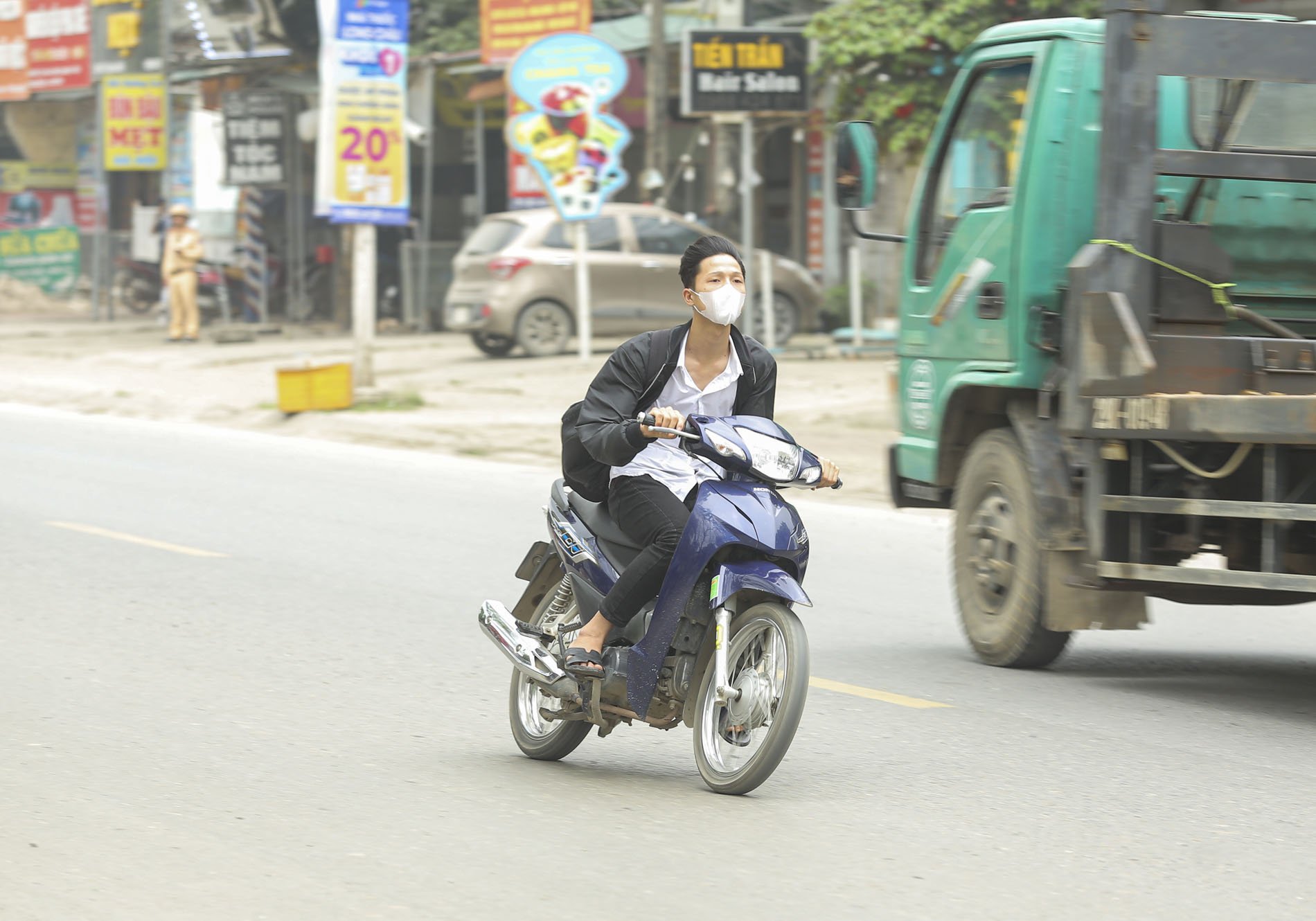 CSGT xử phạt h&agrave;ng loạt học sinh "đầu trần", ph&oacute;ng xe m&aacute;y đến trường- Ảnh 3.