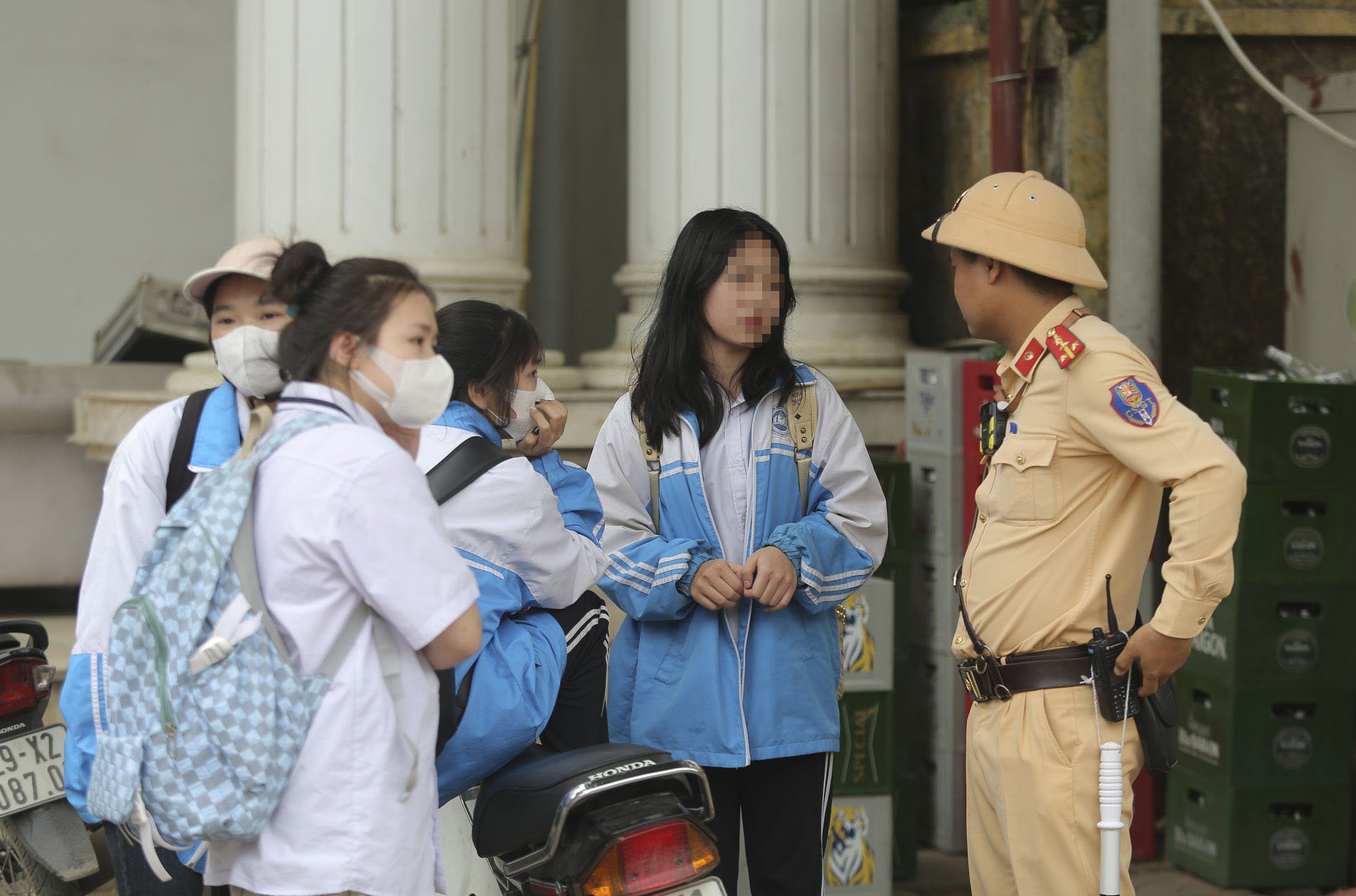 CSGT xử phạt h&agrave;ng loạt học sinh "đầu trần", ph&oacute;ng xe m&aacute;y đến trường- Ảnh 5.
