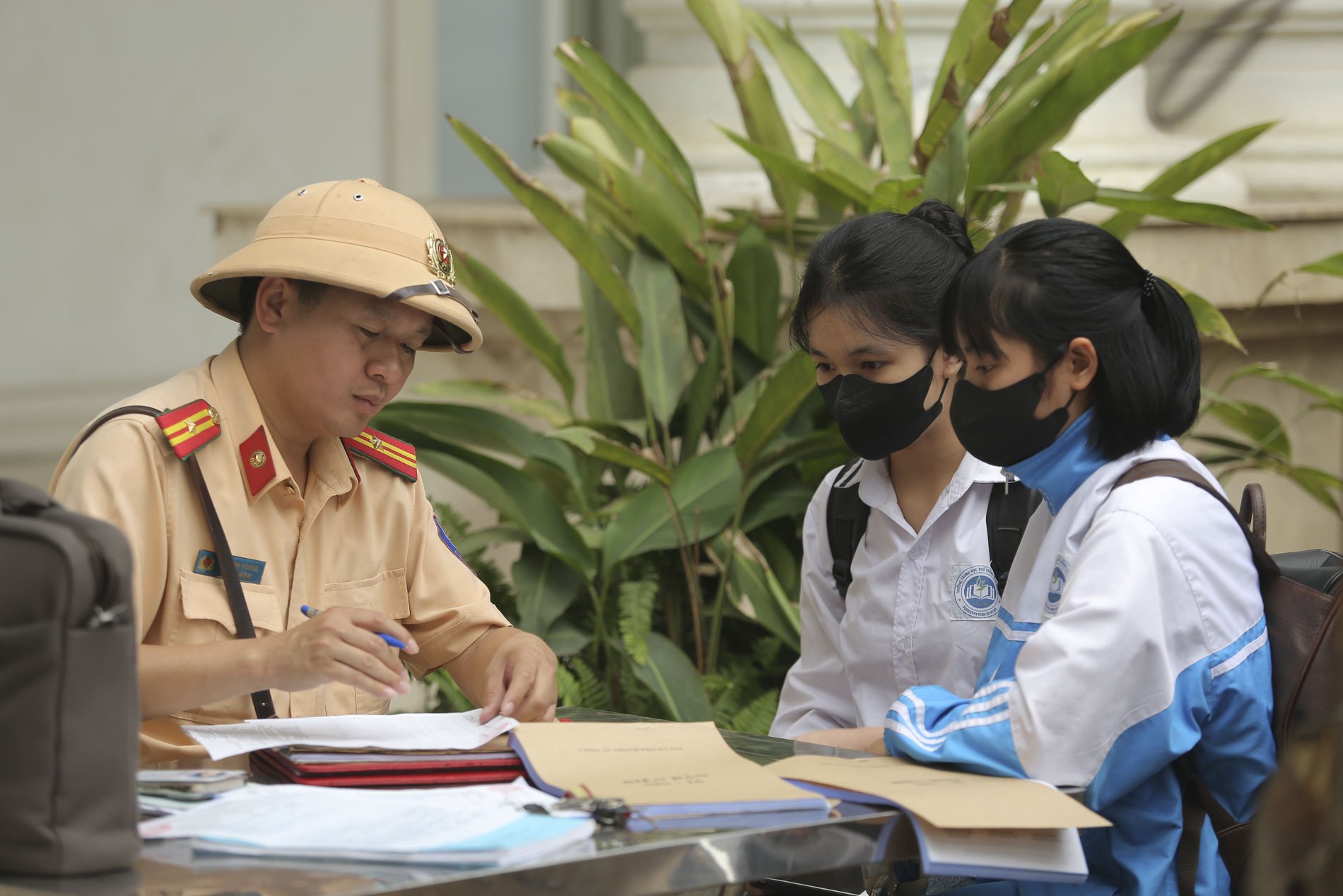 CSGT xử phạt h&agrave;ng loạt học sinh "đầu trần", ph&oacute;ng xe m&aacute;y đến trường- Ảnh 6.