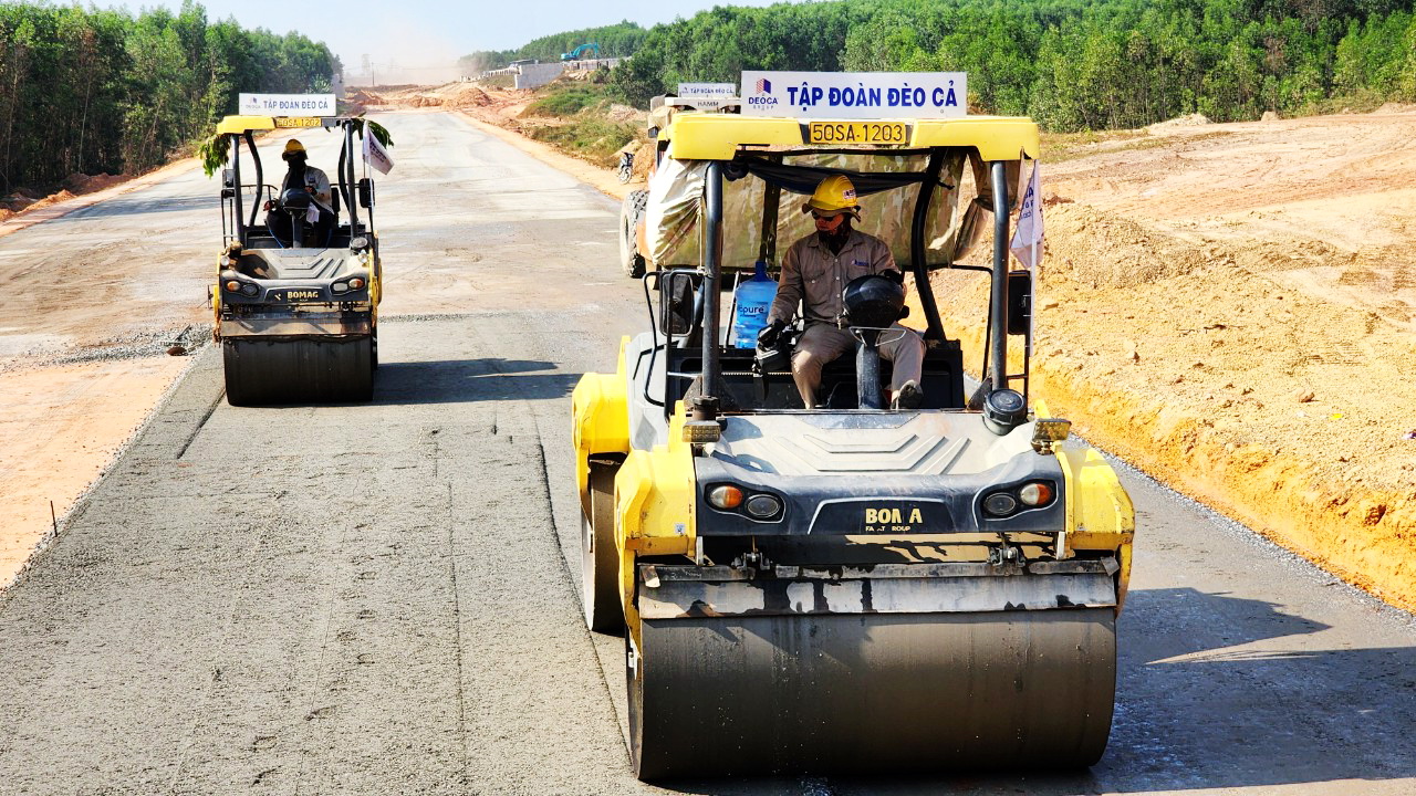 Thảm mẻ cấp phối đá dăm đầu tiên trên cao tốc Quảng Ngãi - Hoài Nhơn- Ảnh 1. Thảm mẻ cấp phối đá dăm đầu tiên trên cao tốc Quảng Ngãi - Hoài Nhơn- Ảnh 1.
