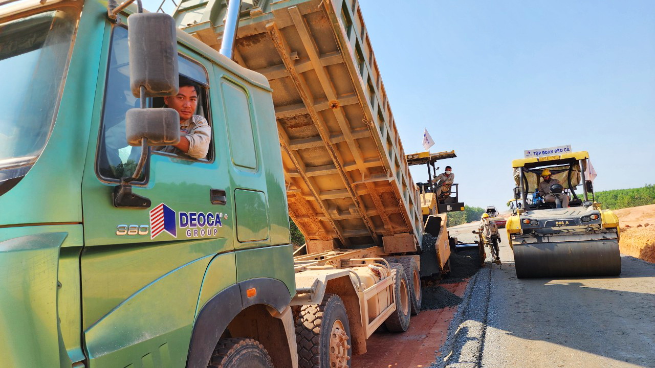 Thảm mẻ cấp phối đá dăm đầu tiên trên cao tốc Quảng Ngãi - Hoài Nhơn- Ảnh 10. Thảm mẻ cấp phối đá dăm đầu tiên trên cao tốc Quảng Ngãi - Hoài Nhơn- Ảnh 10.