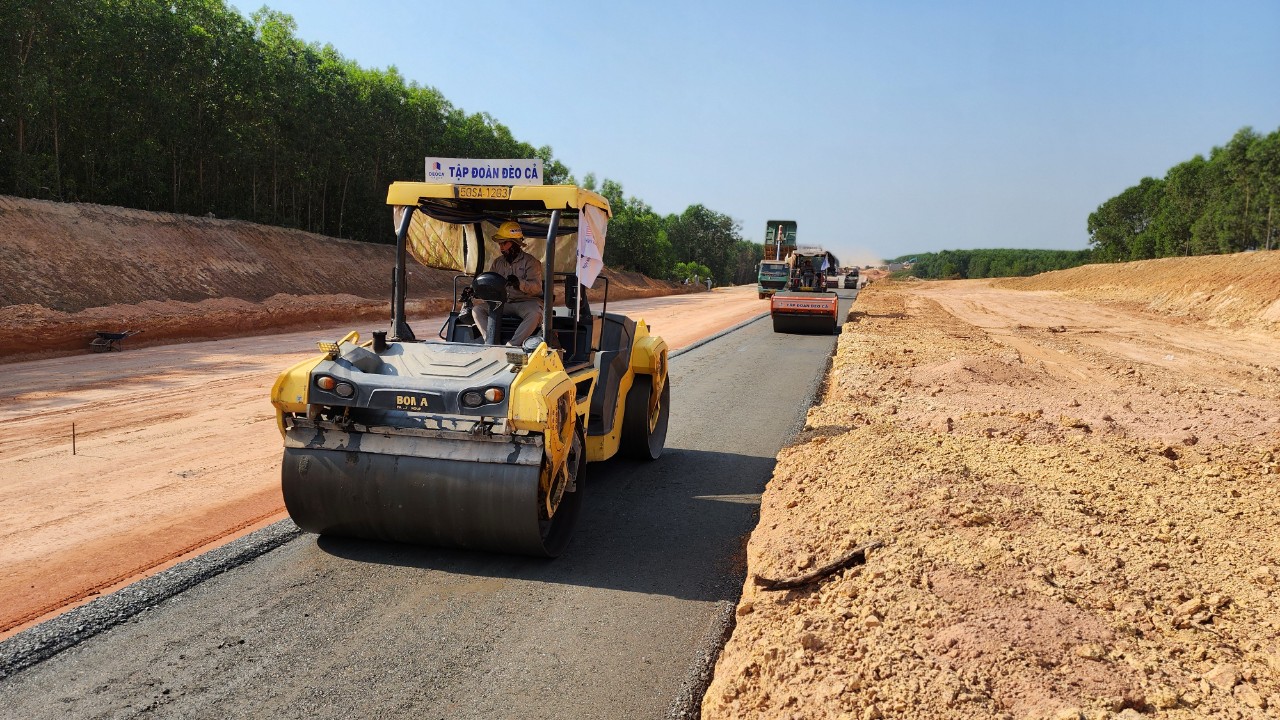 Thảm mẻ cấp phối đá dăm đầu tiên trên cao tốc Quảng Ngãi - Hoài Nhơn- Ảnh 12. Thảm mẻ cấp phối đá dăm đầu tiên trên cao tốc Quảng Ngãi - Hoài Nhơn- Ảnh 12.