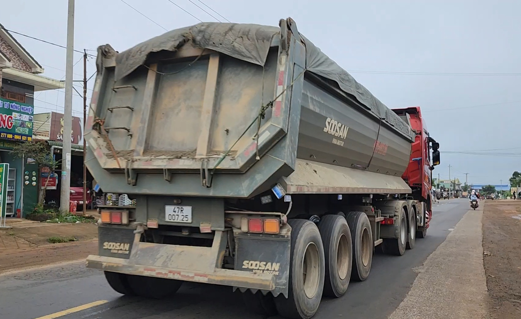 Xe qu&aacute; tải lộng h&agrave;nh tr&ecirc;n quốc lộ ở Đắk Lắk: Kiểm tra đầu mối bốc, xếp h&agrave;ng- Ảnh 5.