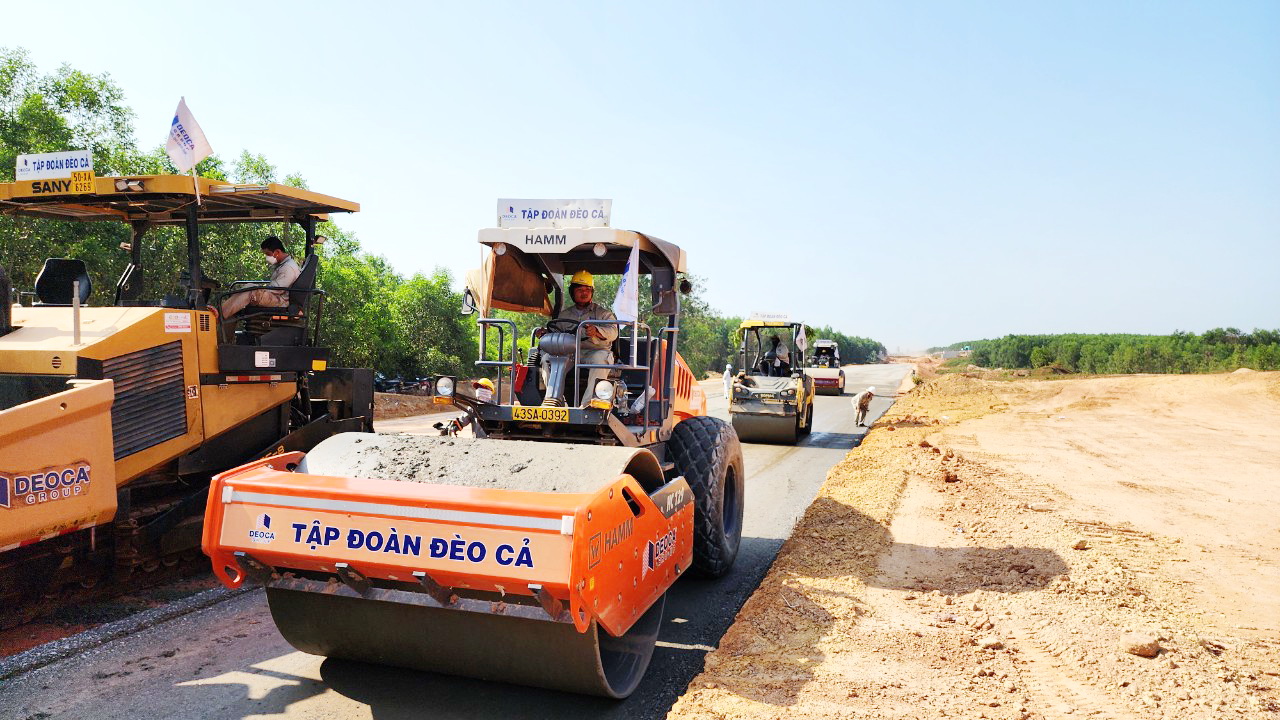 Thảm mẻ cấp phối đá dăm đầu tiên trên cao tốc Quảng Ngãi - Hoài Nhơn- Ảnh 5. Thảm mẻ cấp phối đá dăm đầu tiên trên cao tốc Quảng Ngãi - Hoài Nhơn- Ảnh 5.