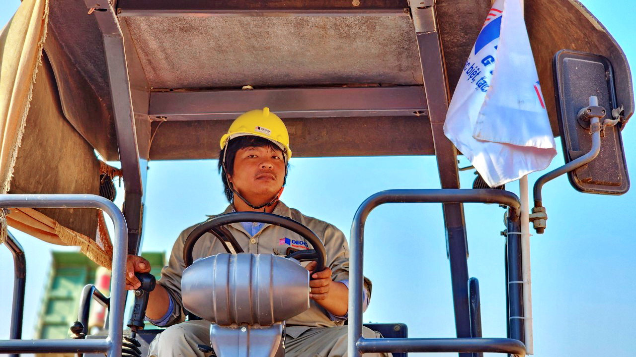 Thảm mẻ cấp phối đá dăm đầu tiên trên cao tốc Quảng Ngãi - Hoài Nhơn- Ảnh 6. Thảm mẻ cấp phối đá dăm đầu tiên trên cao tốc Quảng Ngãi - Hoài Nhơn- Ảnh 6.