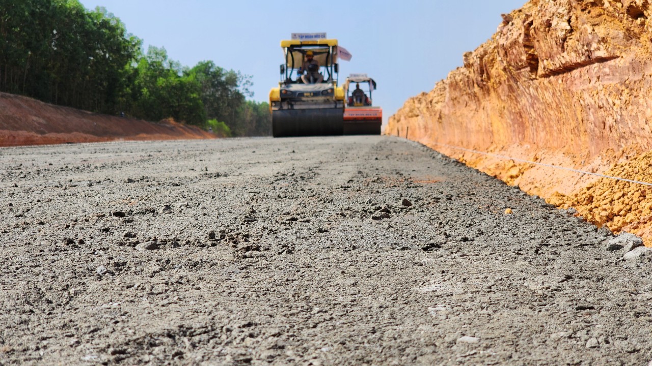 Thảm mẻ cấp phối đá dăm đầu tiên trên cao tốc Quảng Ngãi - Hoài Nhơn- Ảnh 7. Thảm mẻ cấp phối đá dăm đầu tiên trên cao tốc Quảng Ngãi - Hoài Nhơn- Ảnh 7.