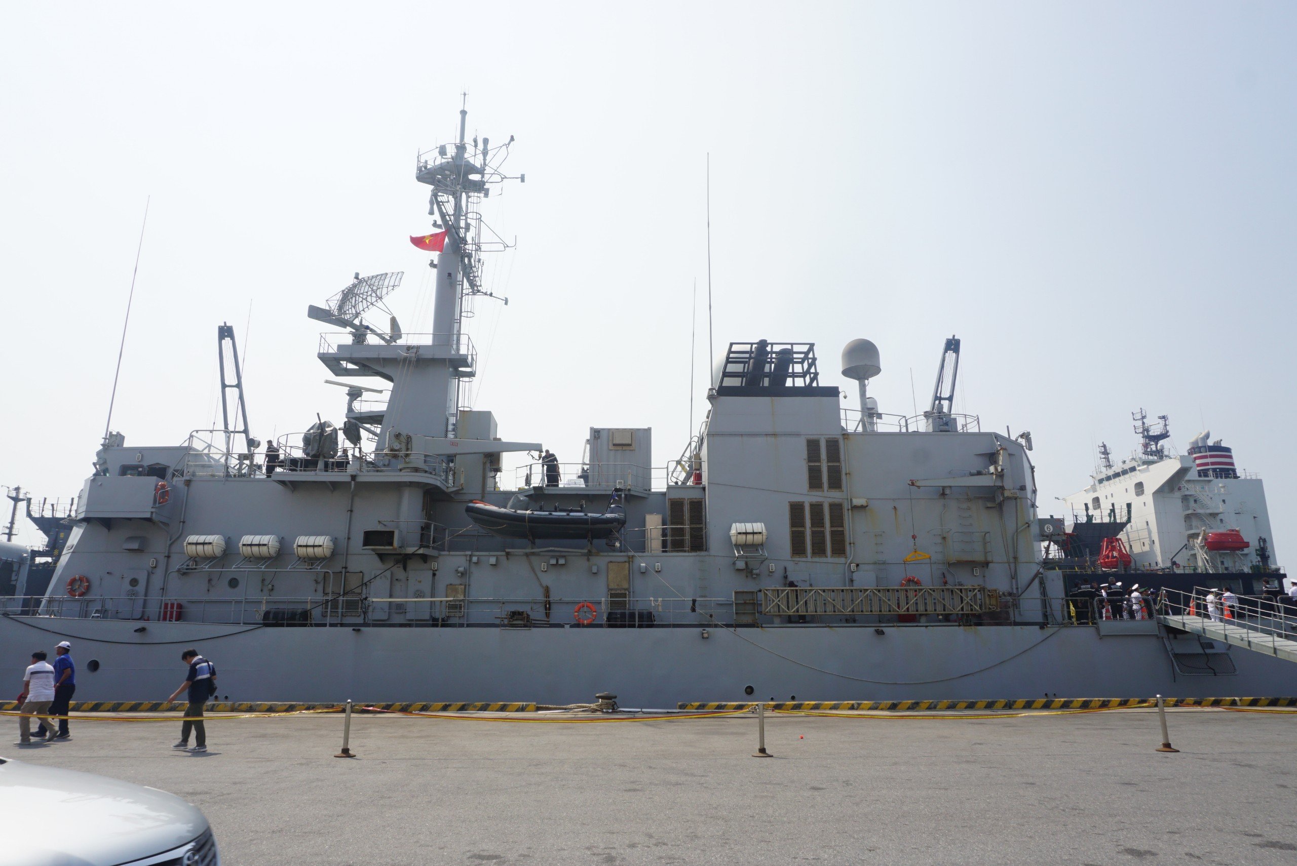 Cận cảnh tàu Hải quân Pháp vừa cập cảng Tiên Sa- Ảnh 4. Cận cảnh tàu Hải quân Pháp vừa cập cảng Tiên Sa- Ảnh 4.