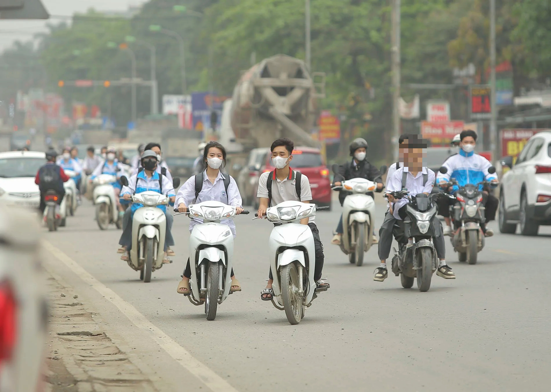 CSGT xử phạt h&agrave;ng loạt học sinh "đầu trần", ph&oacute;ng xe m&aacute;y đến trường- Ảnh 2.