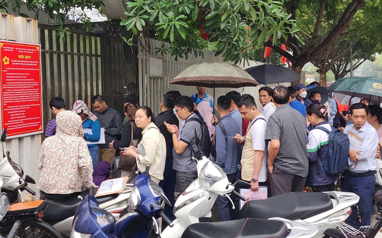 Dân Thủ đô không còn phải xếp hàng nộp hồ sơ đất đai- Ảnh 2. Vì sao người dân phải xếp hàng rồng rắn trước văn phòng nhà đất?