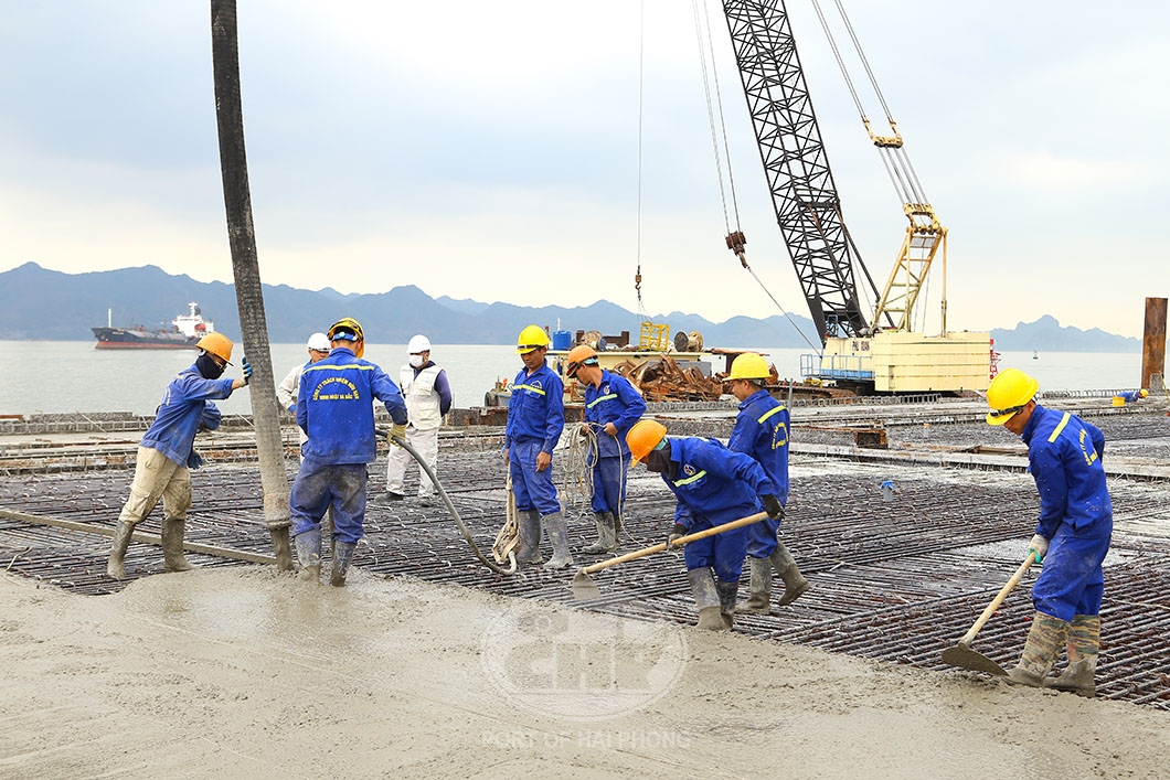 Dự kiến đưa v&agrave;o khai th&aacute;c tạm bến số 3 cảng Lạch Huyện trong qu&yacute; IV/2024- Ảnh 1.