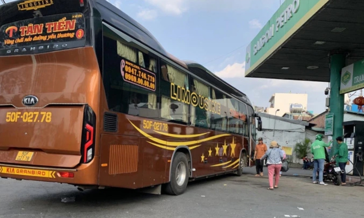 TP.HCM tăng cường xử lý xe dù, bến cóc trong dịp lễ 30/4 - 1/5- Ảnh 1. TP.HCM tăng cường xử lý xe dù, bến cóc trong dịp lễ 30/4 - 1/5- Ảnh 1.