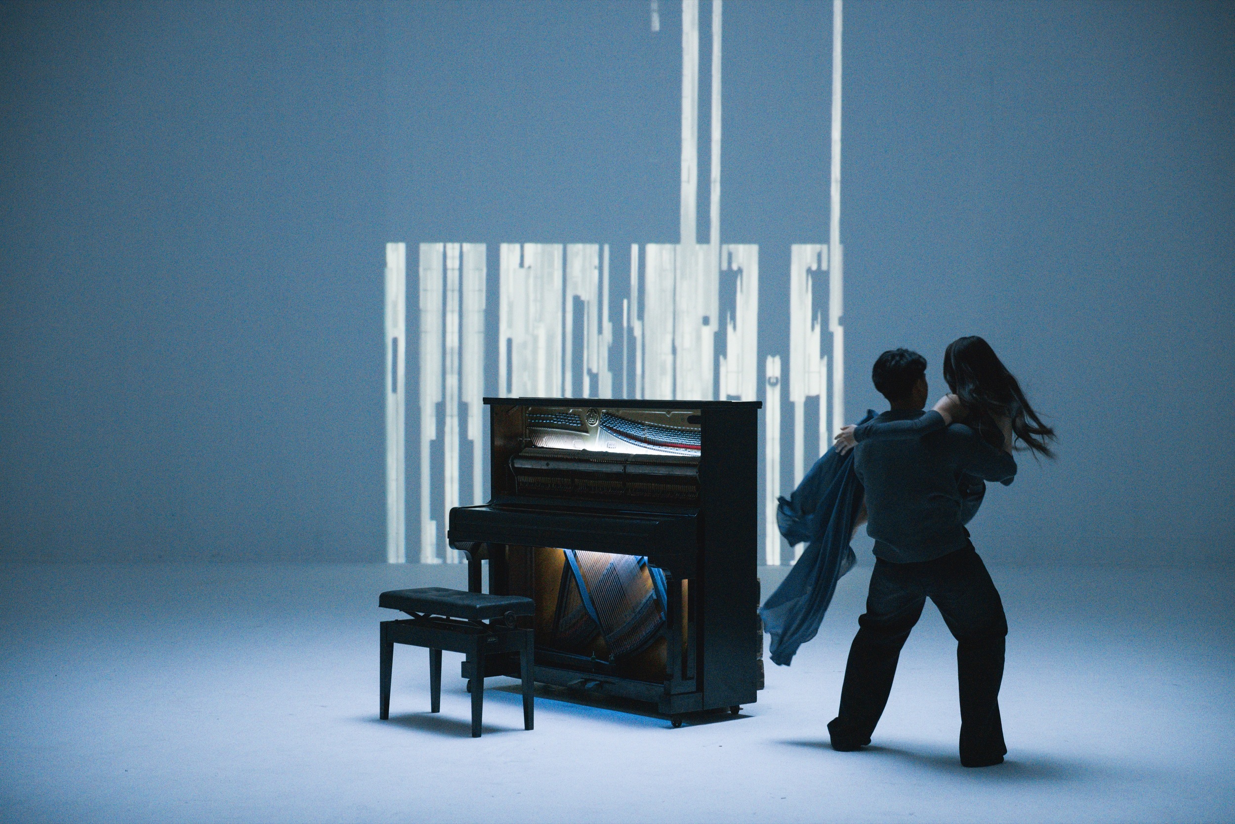 Bất ngờ với giọng hát của nàng hậu Hera Ngọc Hằng trong MV Yếu lòng- Ảnh 3. Bất ngờ với giọng hát của nàng hậu Hera Ngọc Hằng trong MV Yếu lòng- Ảnh 3.