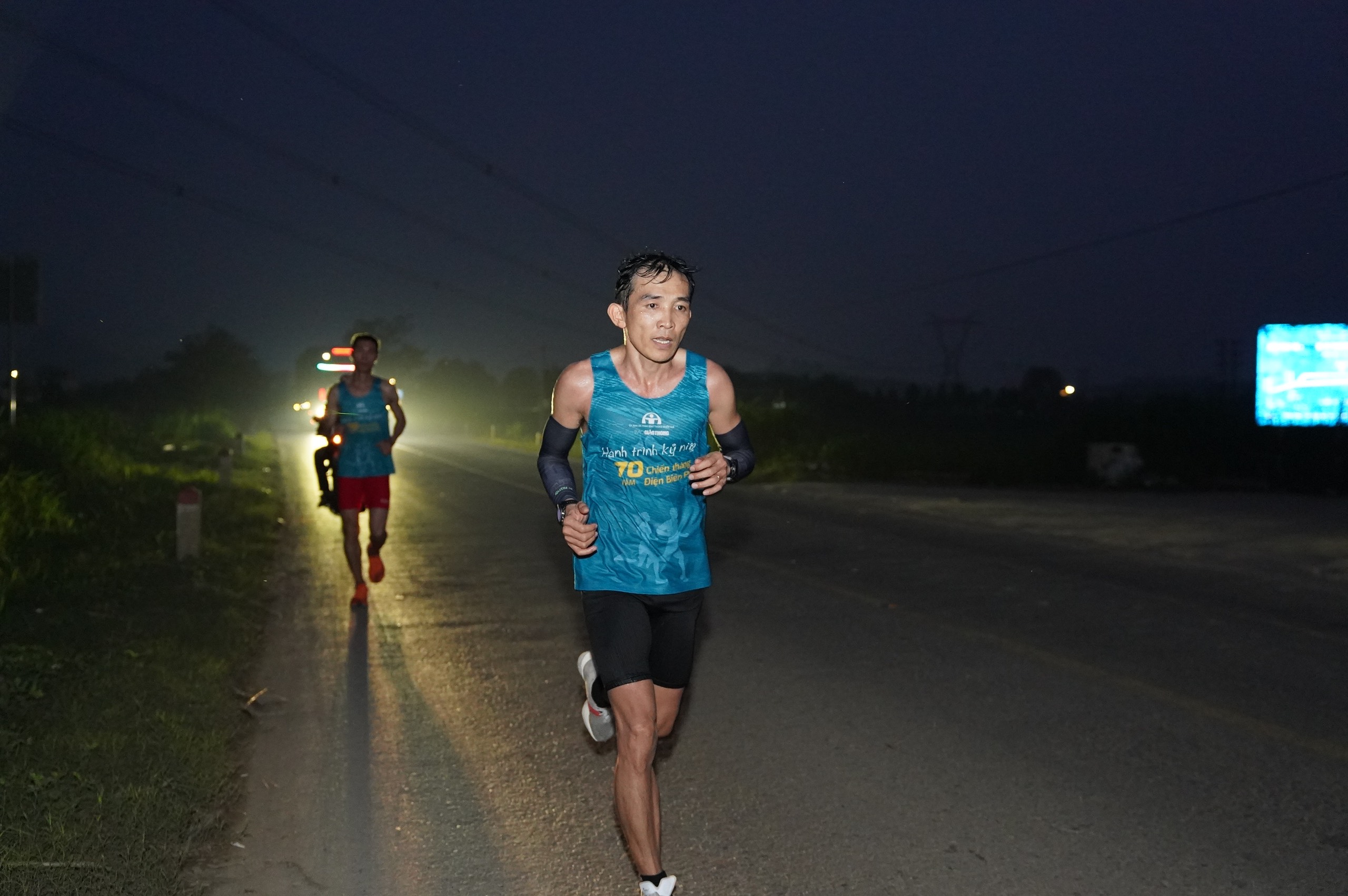 Giải Marathon Vì An toàn giao thông: Chạy 70 giờ xuyên đêm, vượt dốc đến Điện Biên- Ảnh 2. Giải Marathon Vì An toàn giao thông: Chạy 70 giờ xuyên đêm, vượt dốc đến Điện Biên- Ảnh 2.