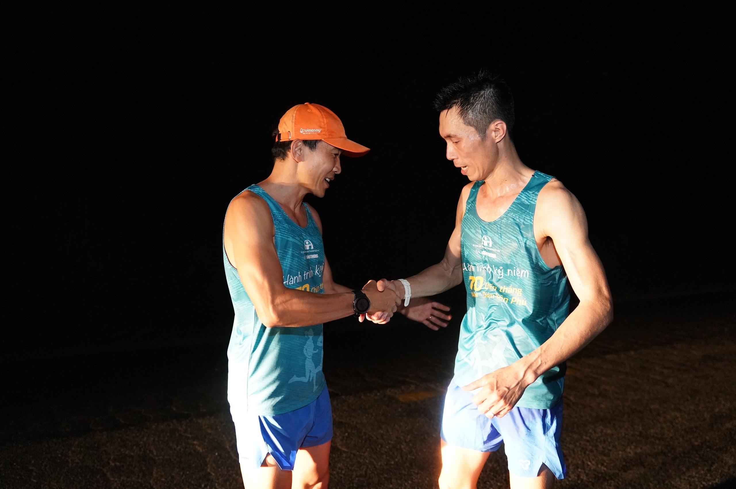 Giải Marathon Vì An toàn giao thông: Chạy 70 giờ xuyên đêm, vượt dốc đến Điện Biên- Ảnh 4. Giải Marathon Vì An toàn giao thông: Chạy 70 giờ xuyên đêm, vượt dốc đến Điện Biên- Ảnh 4.