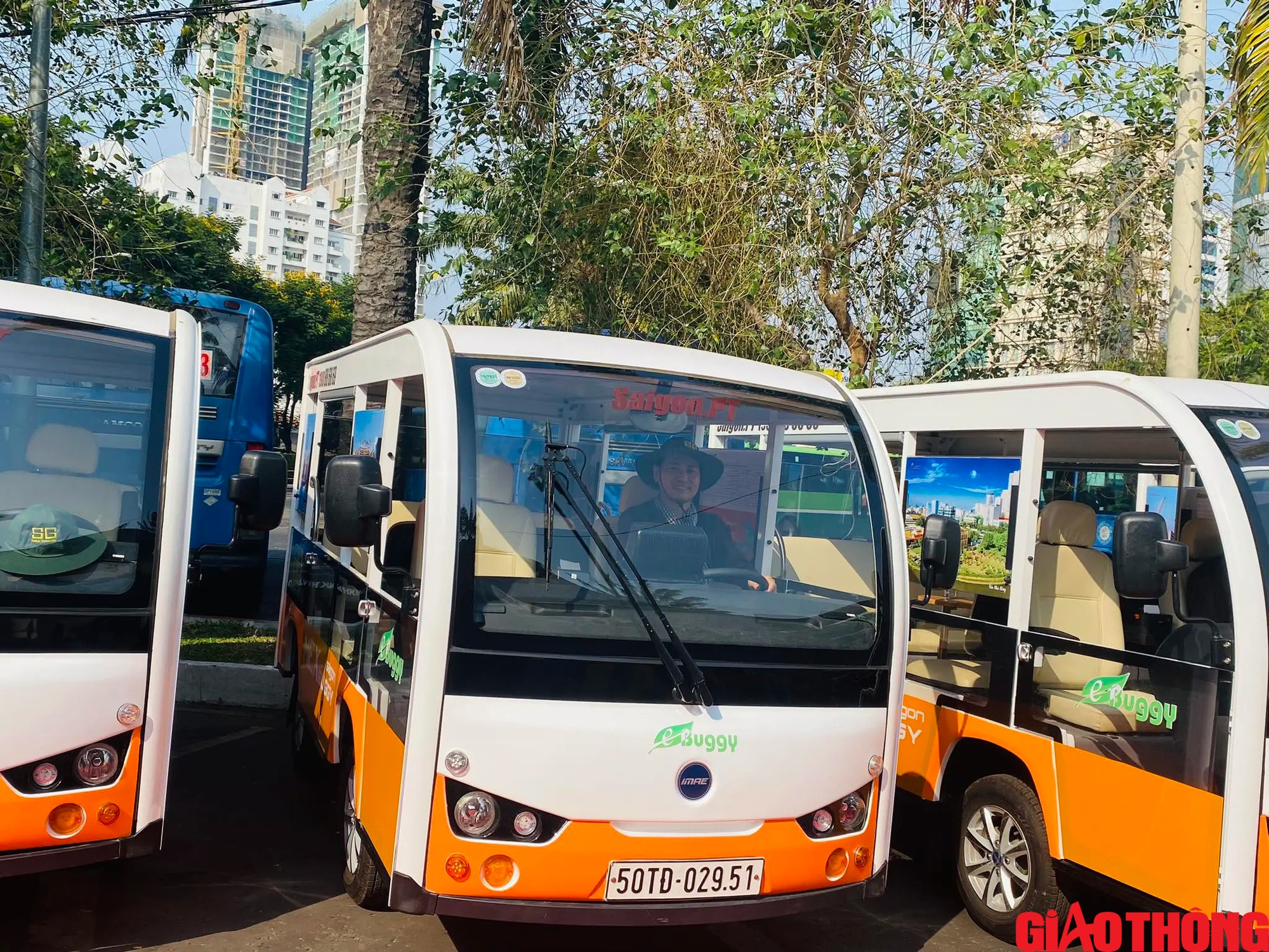 Cận cảnh xe điện MEX Buggy Saigon ng&agrave;y đầu phục vụ du kh&aacute;ch ở TP.HCM- Ảnh 2.