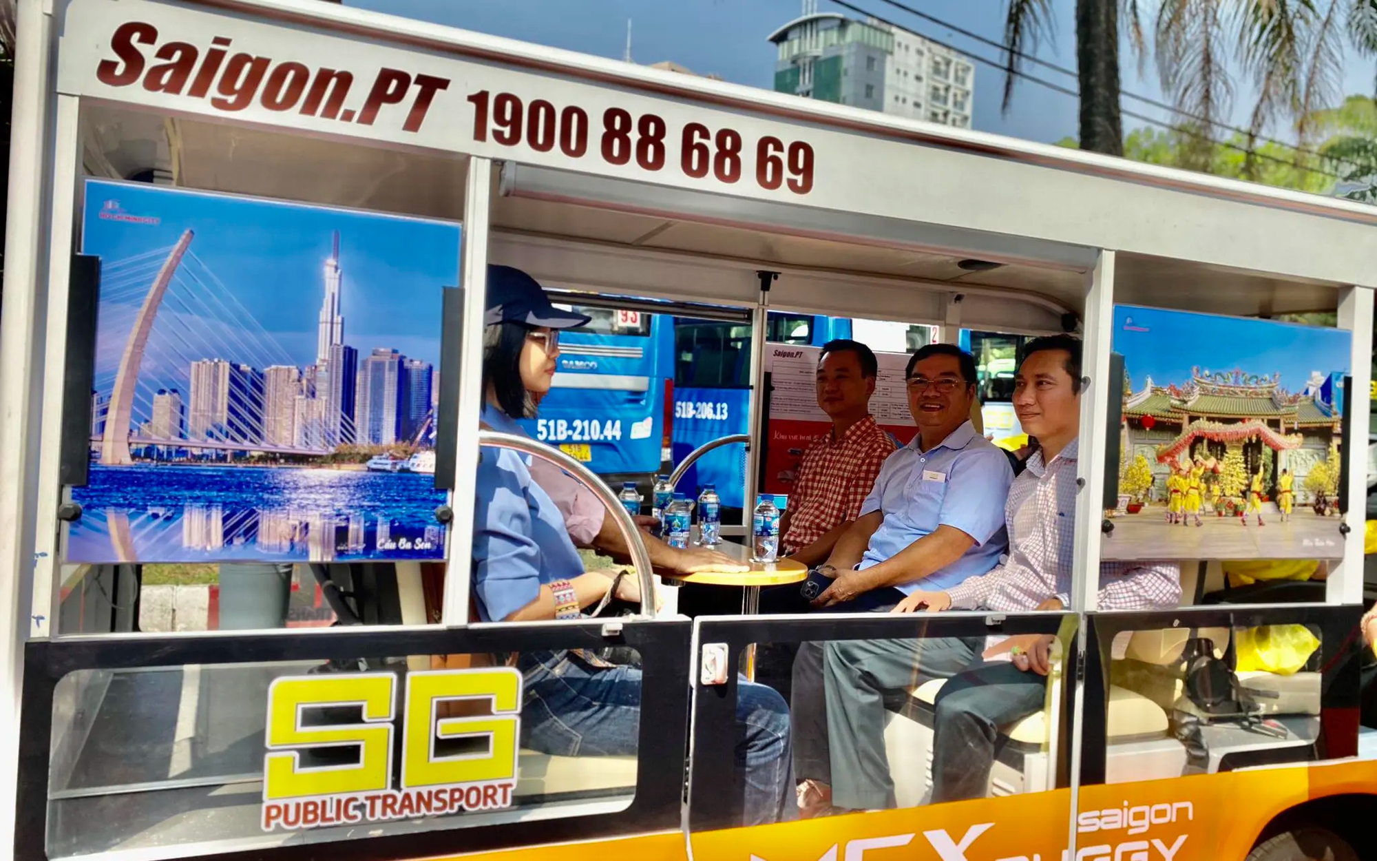 Cận cảnh xe điện MEX Buggy Saigon ng&agrave;y đầu phục vụ du kh&aacute;ch ở TP.HCM