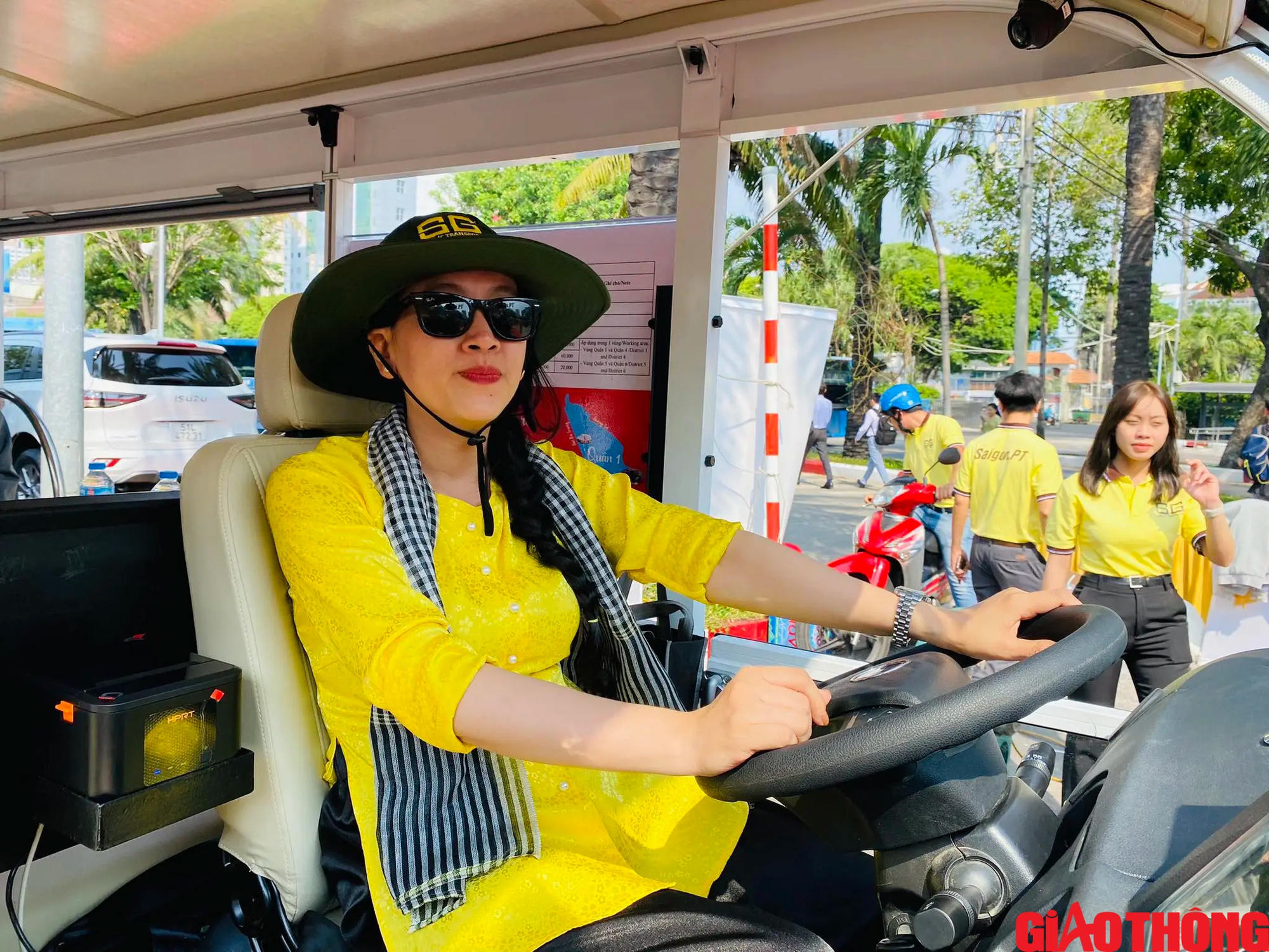 Cận cảnh xe điện MEX Buggy Saigon ng&agrave;y đầu phục vụ du kh&aacute;ch ở TP.HCM- Ảnh 12.