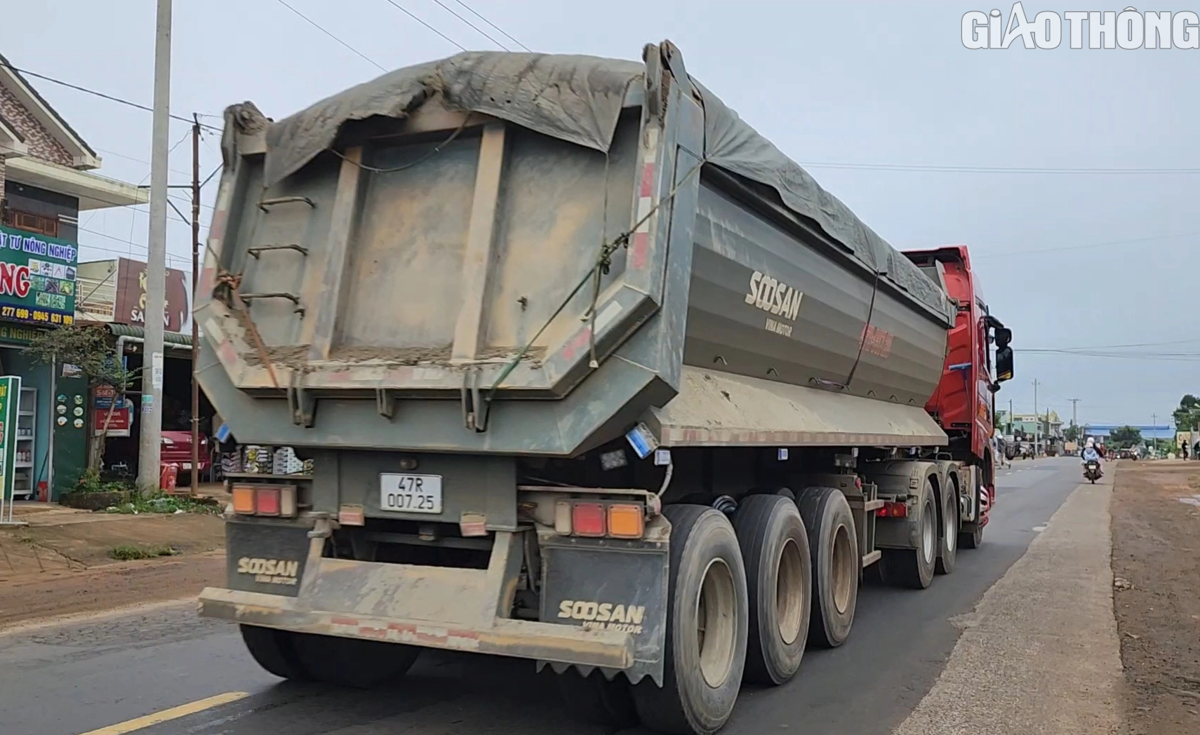 Xe chở c&aacute;t qu&aacute; tải lộng h&agrave;nh ở Đắk Lắk: CSGT đang x&aacute;c minh, xử l&yacute;- Ảnh 3.