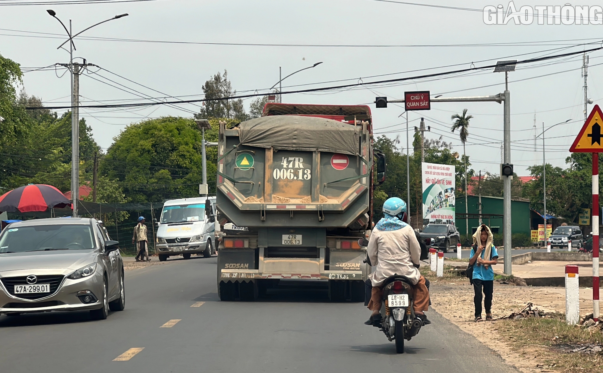 Xe chở c&aacute;t qu&aacute; tải lộng h&agrave;nh ở Đắk Lắk: CSGT đang x&aacute;c minh, xử l&yacute;- Ảnh 7.