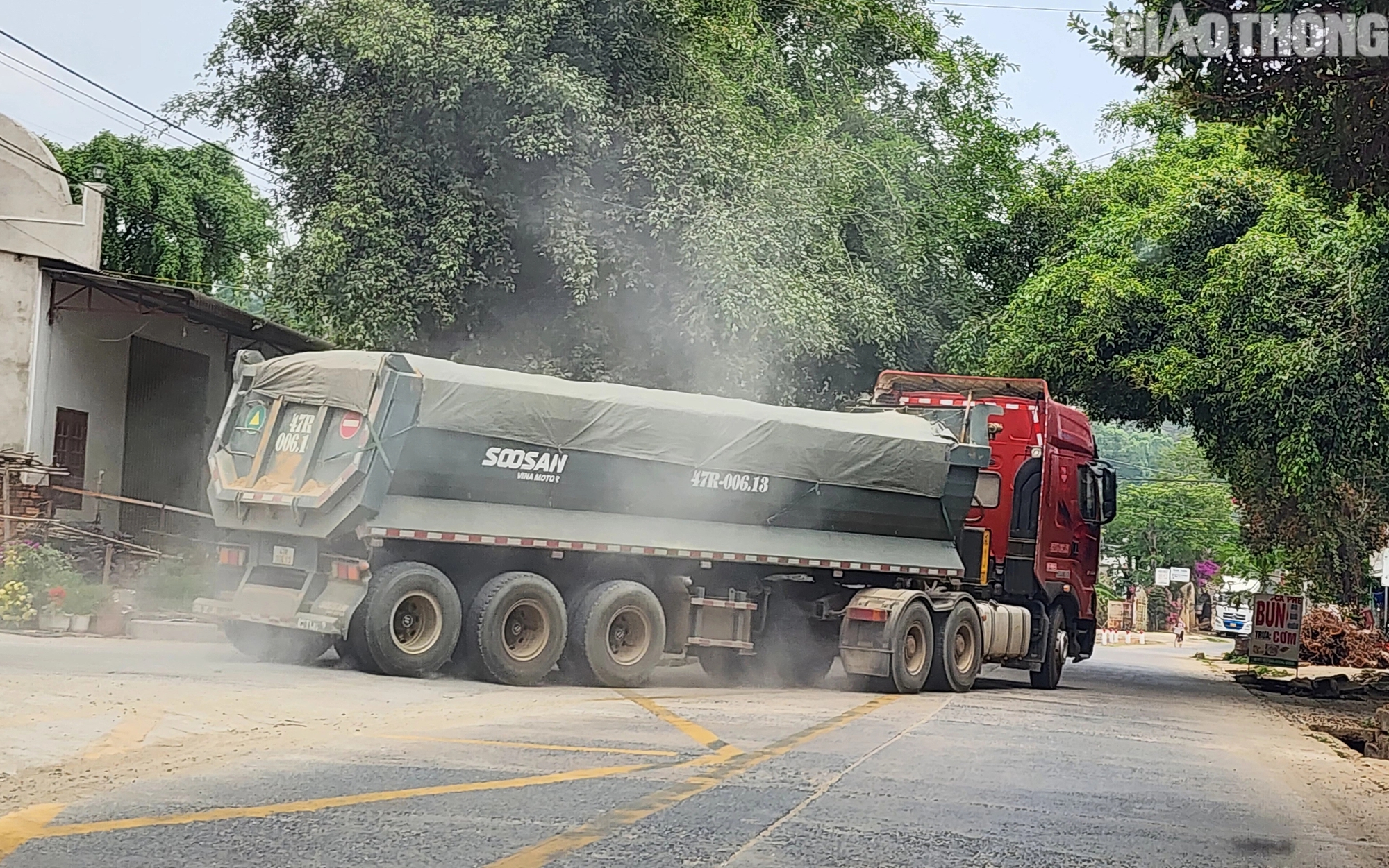 Xe chở c&aacute;t qu&aacute; tải lộng h&agrave;nh ở Đắk Lắk: CSGT đang x&aacute;c minh, xử l&yacute;- Ảnh 2.