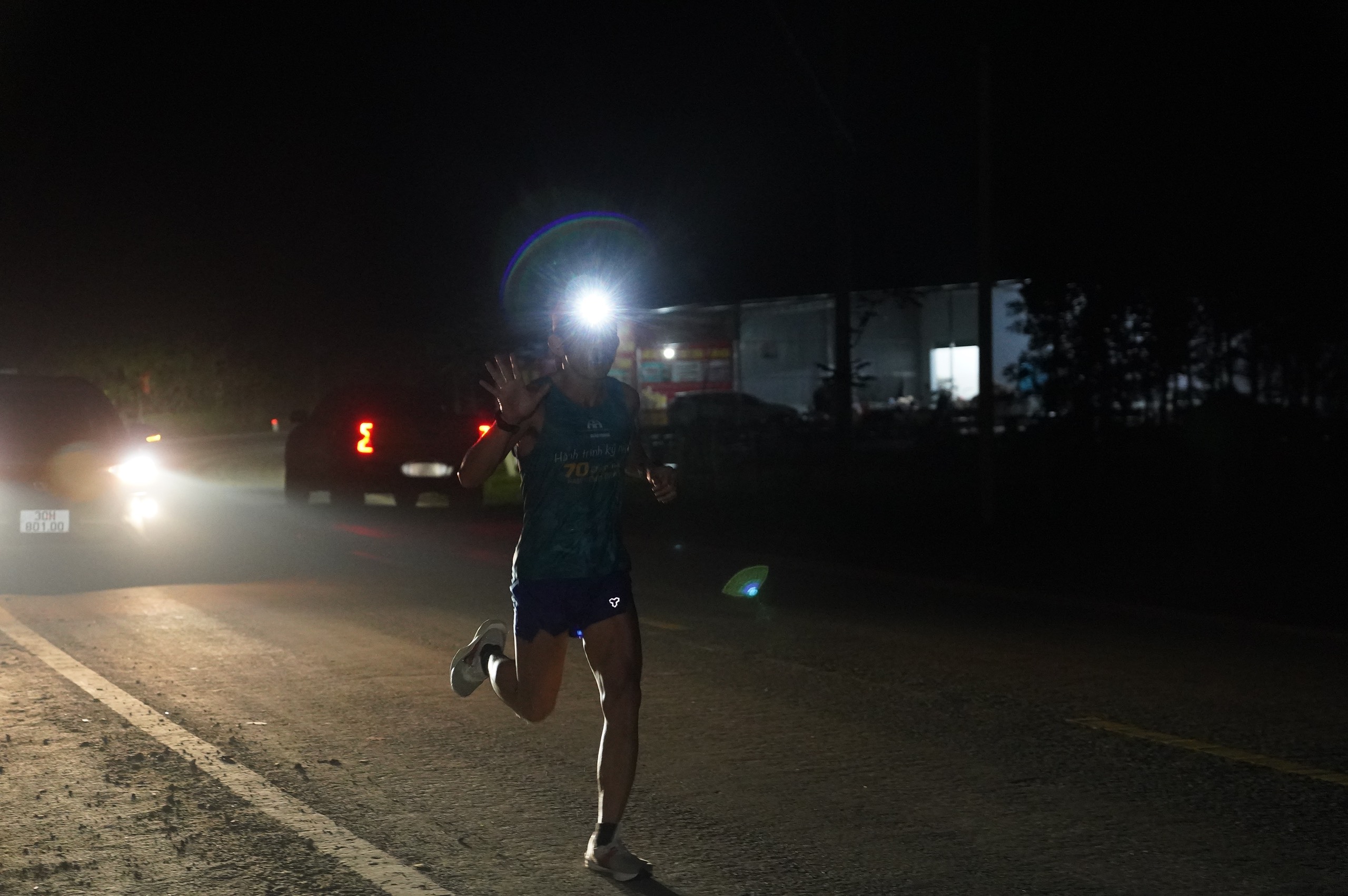 Giải Marathon Vì An toàn giao thông: Chạy 70 giờ xuyên đêm, vượt dốc đến Điện Biên- Ảnh 3. Giải Marathon Vì An toàn giao thông: Chạy 70 giờ xuyên đêm, vượt dốc đến Điện Biên- Ảnh 3.