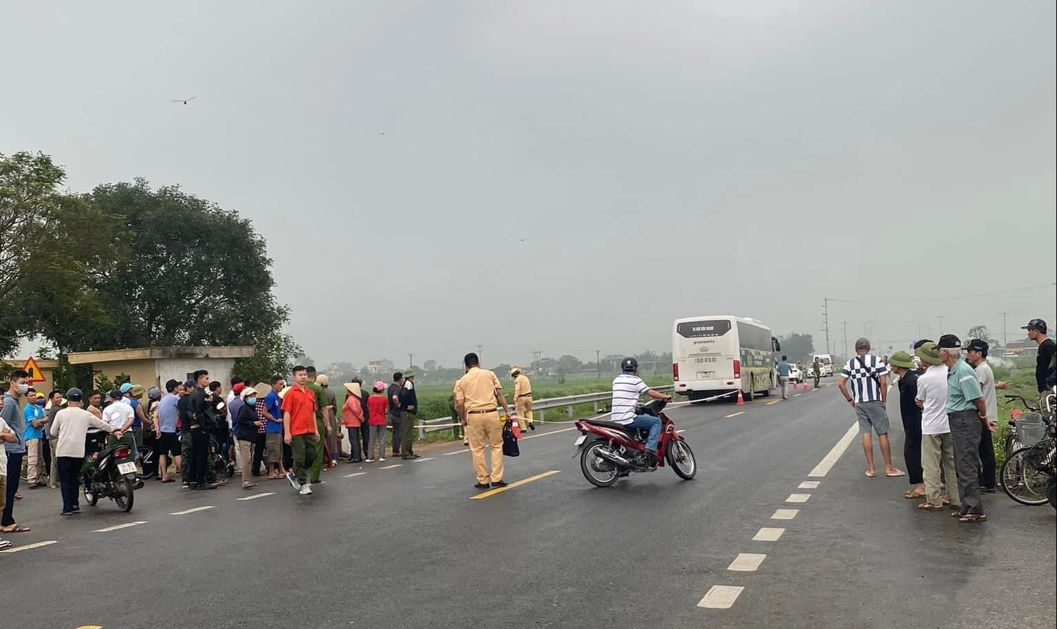 Va chạm với &ocirc; t&ocirc; chở c&ocirc;ng nh&acirc;n, nữ sinh lớp 10 tử vong tr&ecirc;n đường đến trường- Ảnh 1.