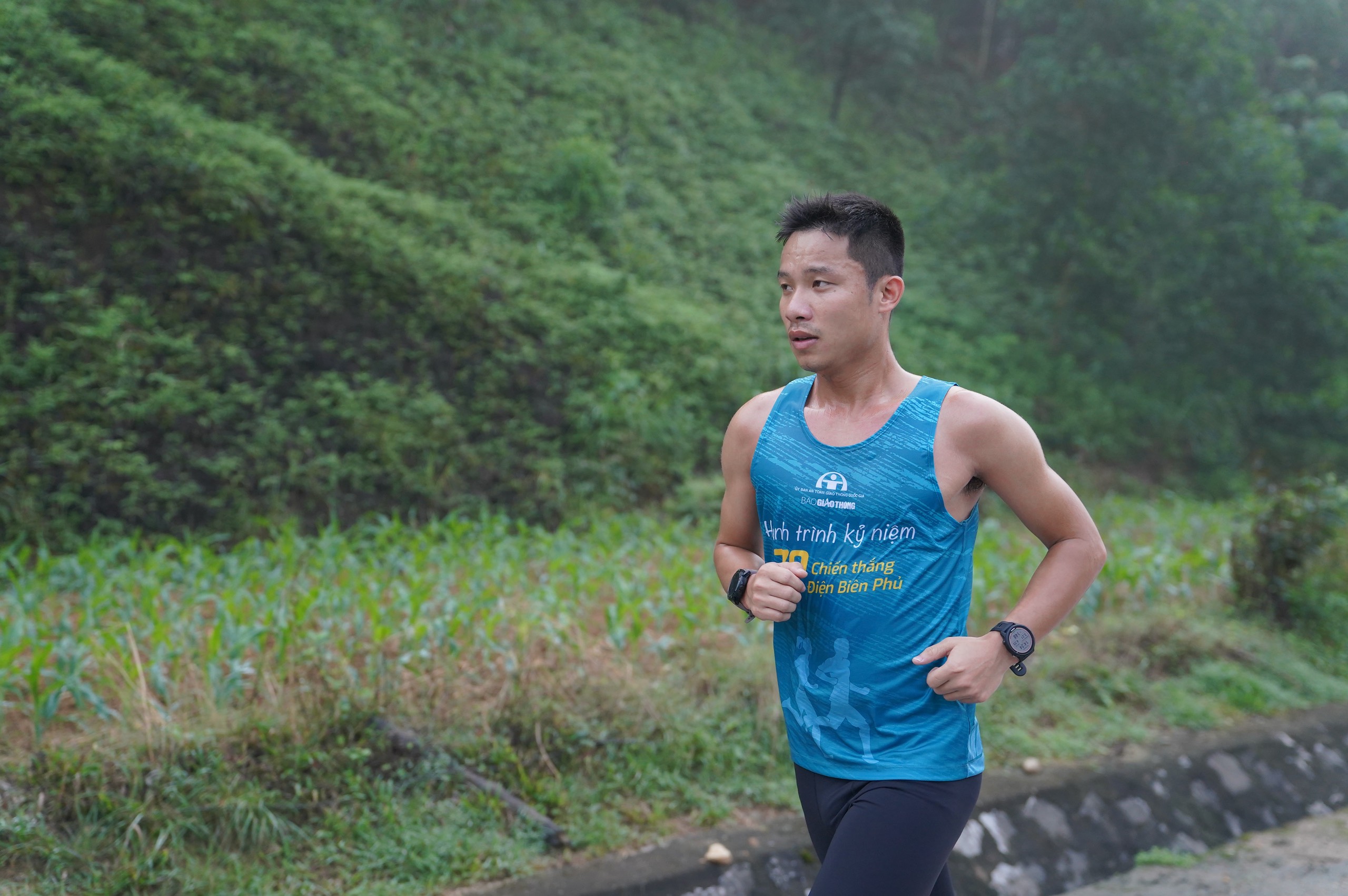 Giải Marathon Vì An toàn giao thông: Chạy 70 giờ xuyên đêm, vượt dốc đến Điện Biên- Ảnh 10. Giải Marathon Vì An toàn giao thông: Chạy 70 giờ xuyên đêm, vượt dốc đến Điện Biên- Ảnh 10.