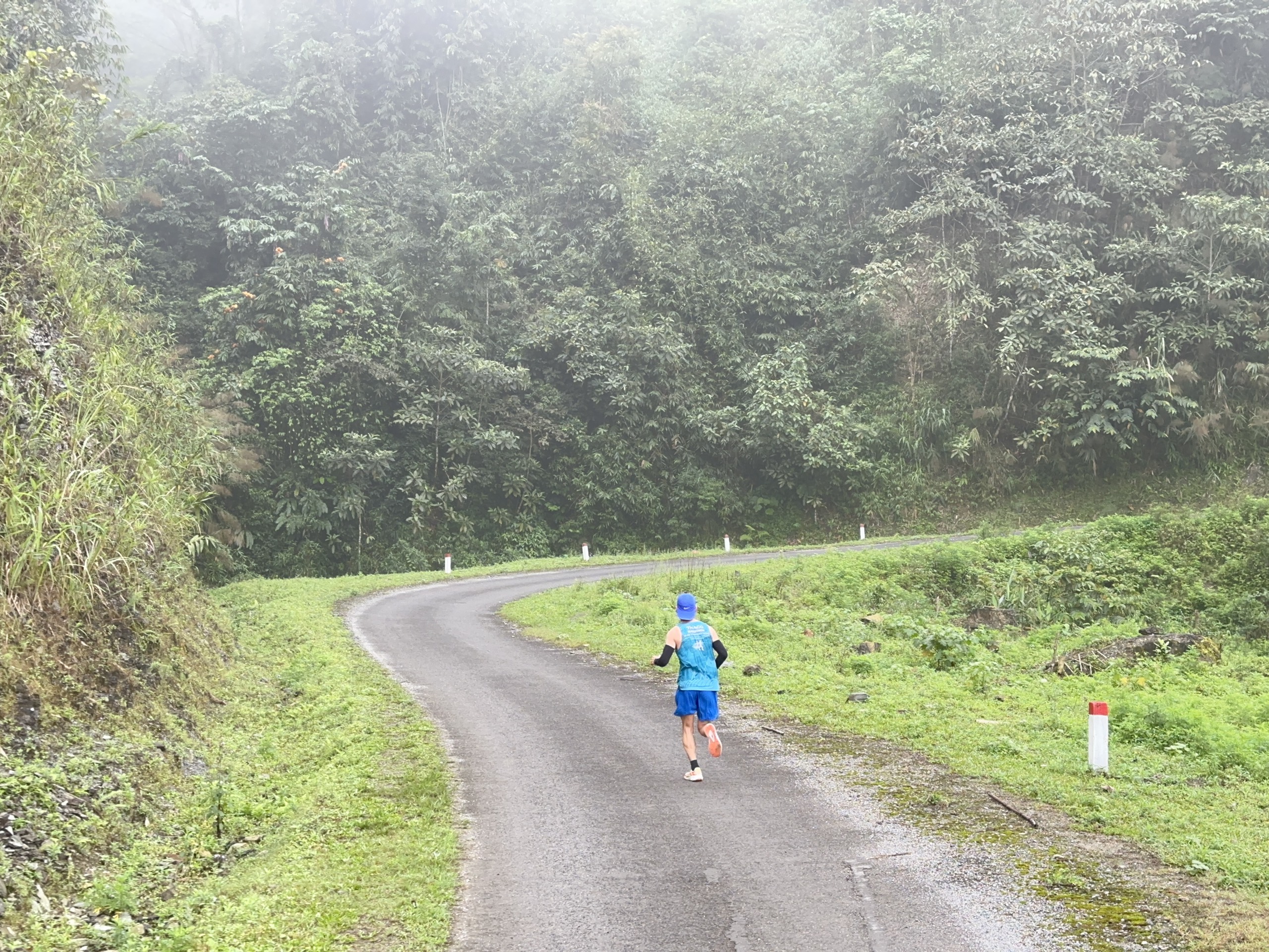 Giải Marathon Vì An toàn giao thông: Chạy 70 giờ xuyên đêm, vượt dốc đến Điện Biên- Ảnh 9. Giải Marathon Vì An toàn giao thông: Chạy 70 giờ xuyên đêm, vượt dốc đến Điện Biên- Ảnh 9.