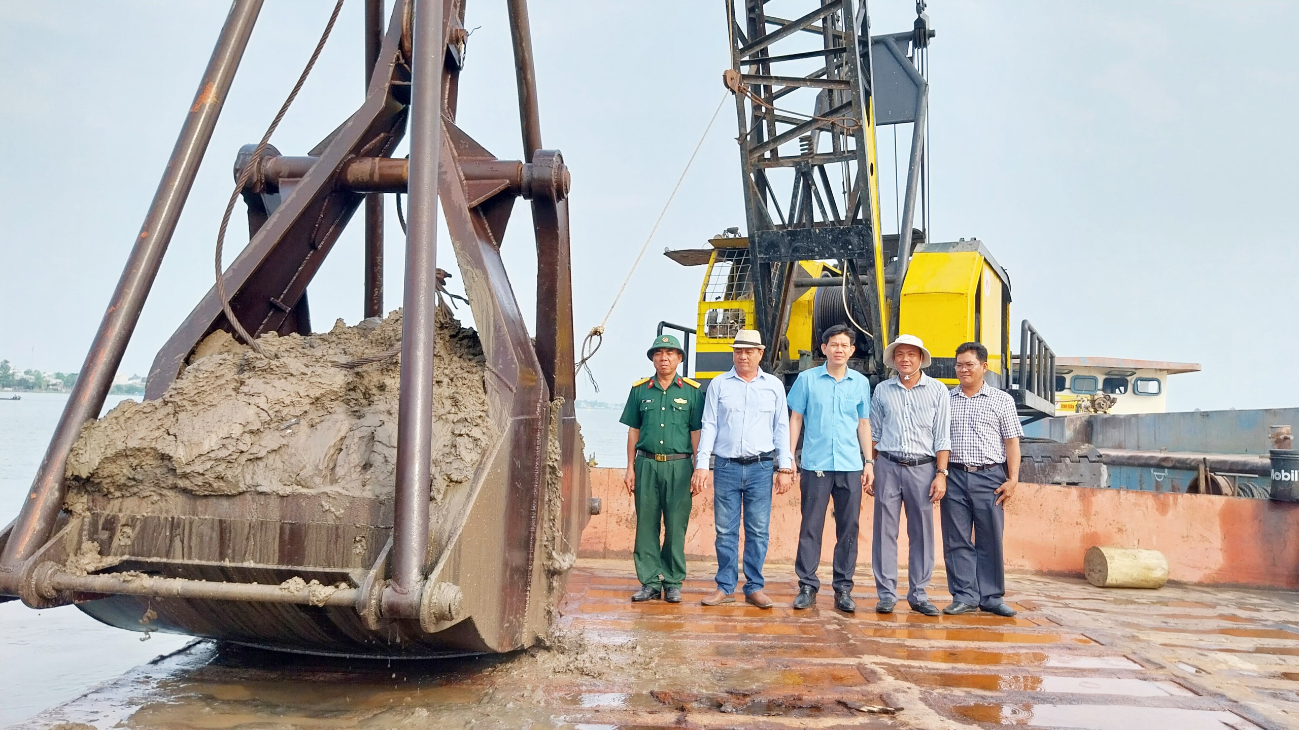 Mỏ c&aacute;t đầu ti&ecirc;n phục vụ cao tốc trục ngang miền T&acirc;y bắt đầu khai th&aacute;c s&aacute;ng nay- Ảnh 1.