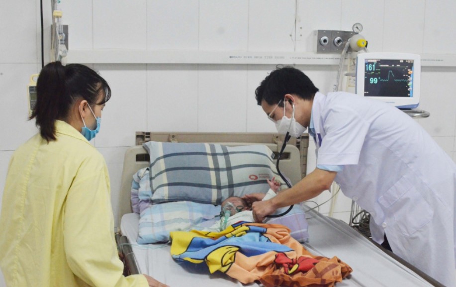 Giao m&ugrave;a, nhiều trẻ nhỏ vi&ecirc;m phổi v&igrave; nhiễm virus, vi khuẩn- Ảnh 1.