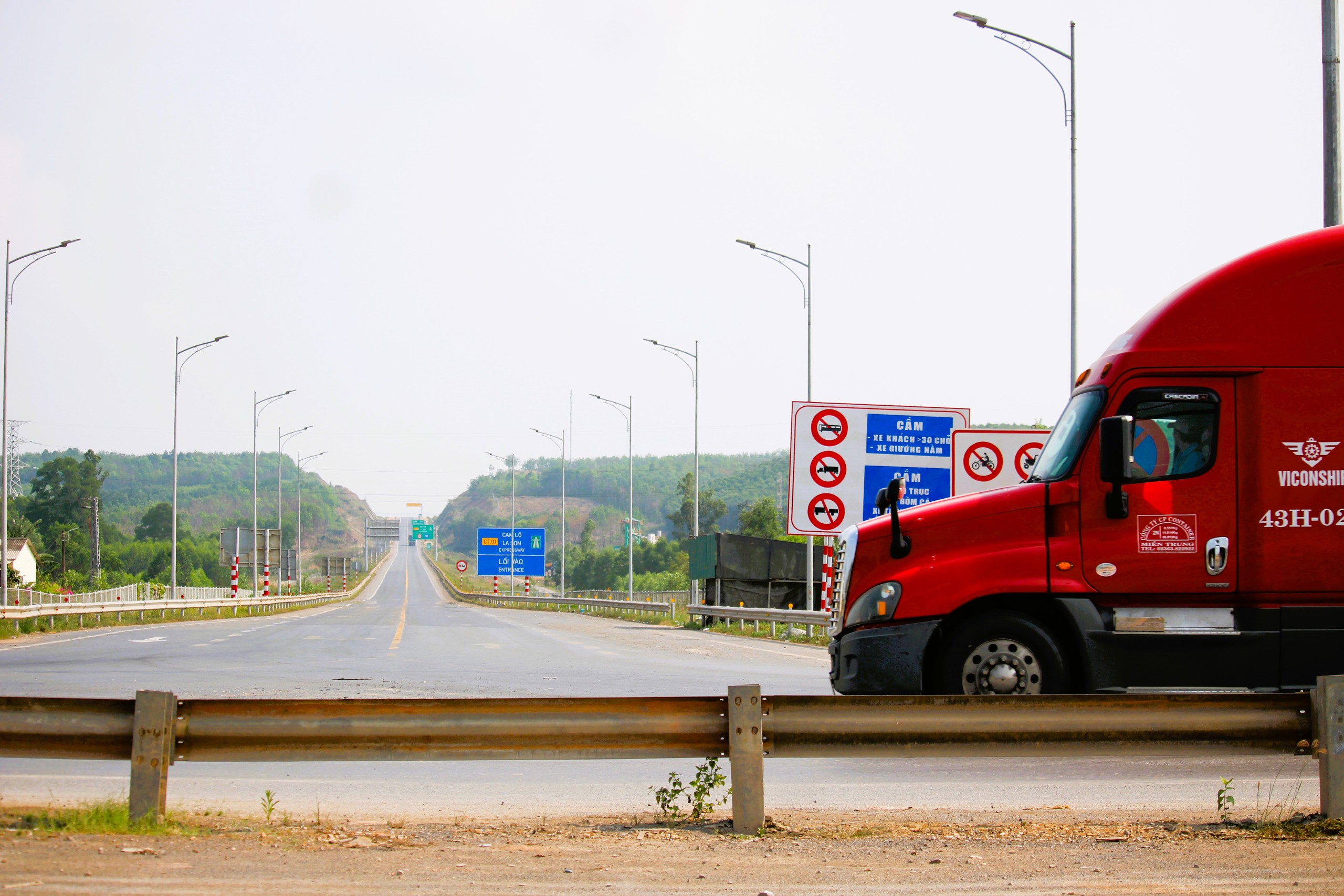 Sau 1 tuần ph&acirc;n luồng xe v&agrave;o cao tốc Cam Lộ - La Sơn, t&igrave;nh h&igrave;nh giao th&ocirc;ng ra sao?- Ảnh 2.