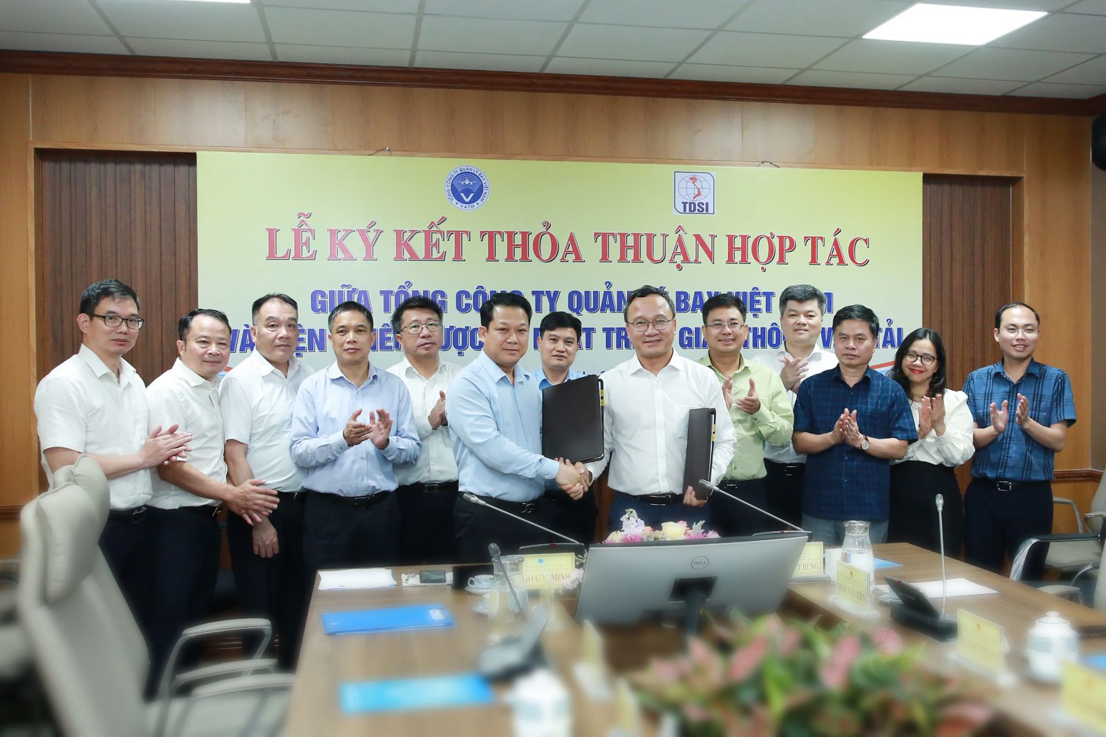 Viện Chiến lược v&agrave; Ph&aacute;t triển GTVT k&yacute; thỏa thuận hợp t&aacute;c với Tổng c&ocirc;ng ty Quản l&yacute; bay VN- Ảnh 1.