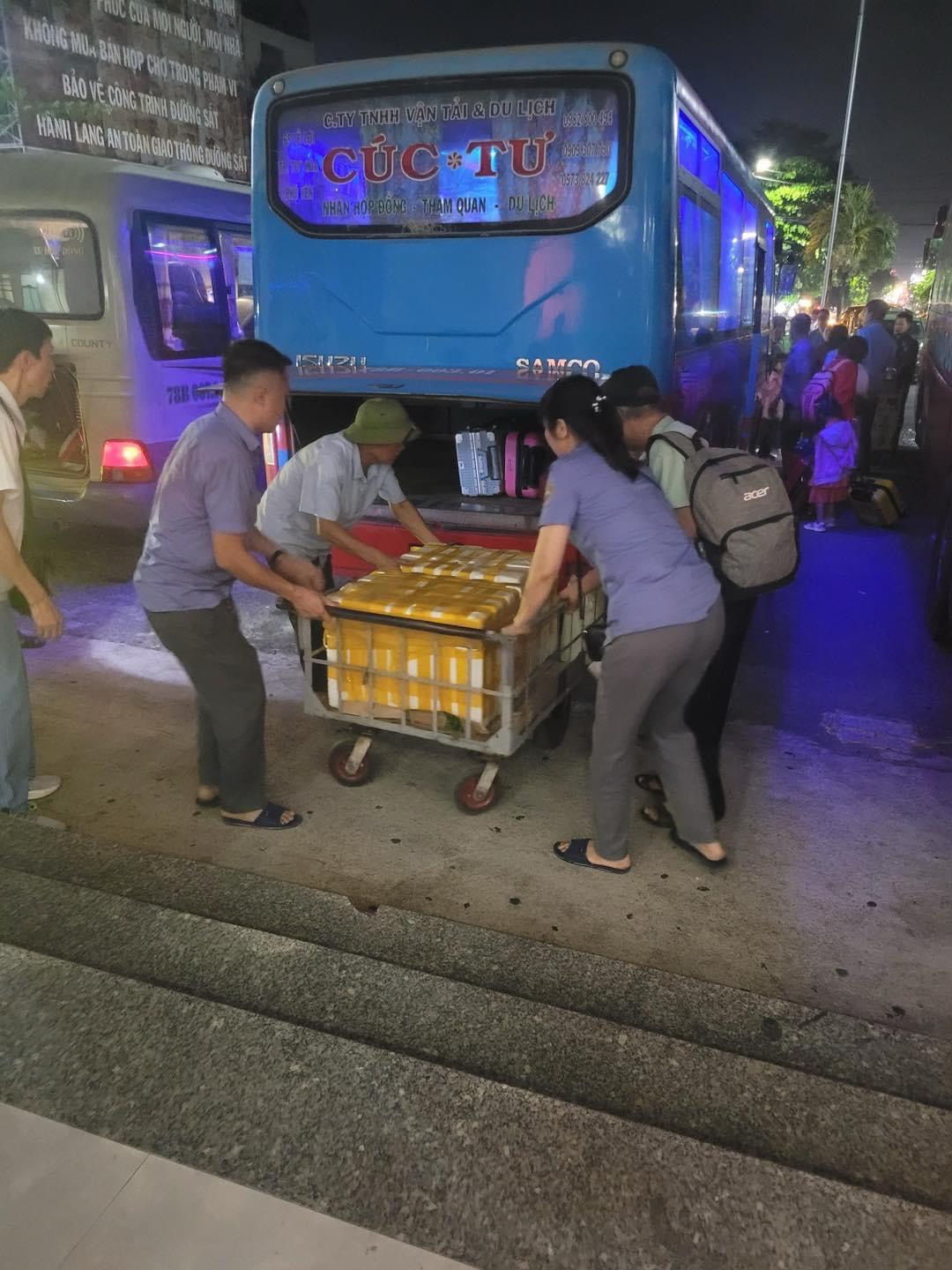 Tăng tốc trung chuyển h&agrave;ng trăm h&agrave;nh kh&aacute;ch đi t&agrave;u sau sự cố sạt lở hầm đ&egrave;o Cả- Ảnh 1.