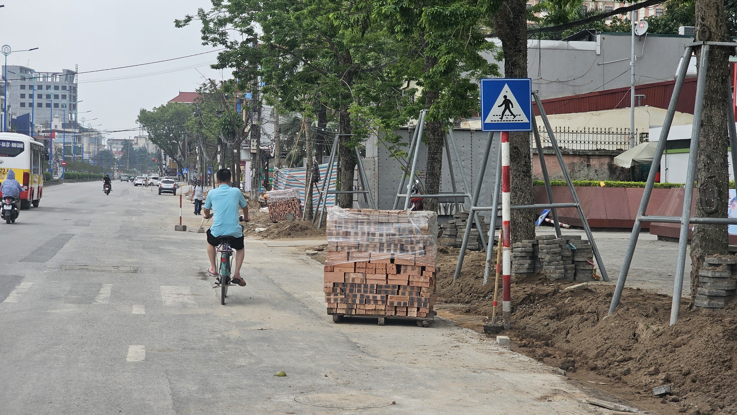 Hải Dương: Dự &aacute;n cải tạo vỉa h&egrave; thi c&ocirc;ng ẩu, đổ thải sai vị tr&iacute;- Ảnh 2.
