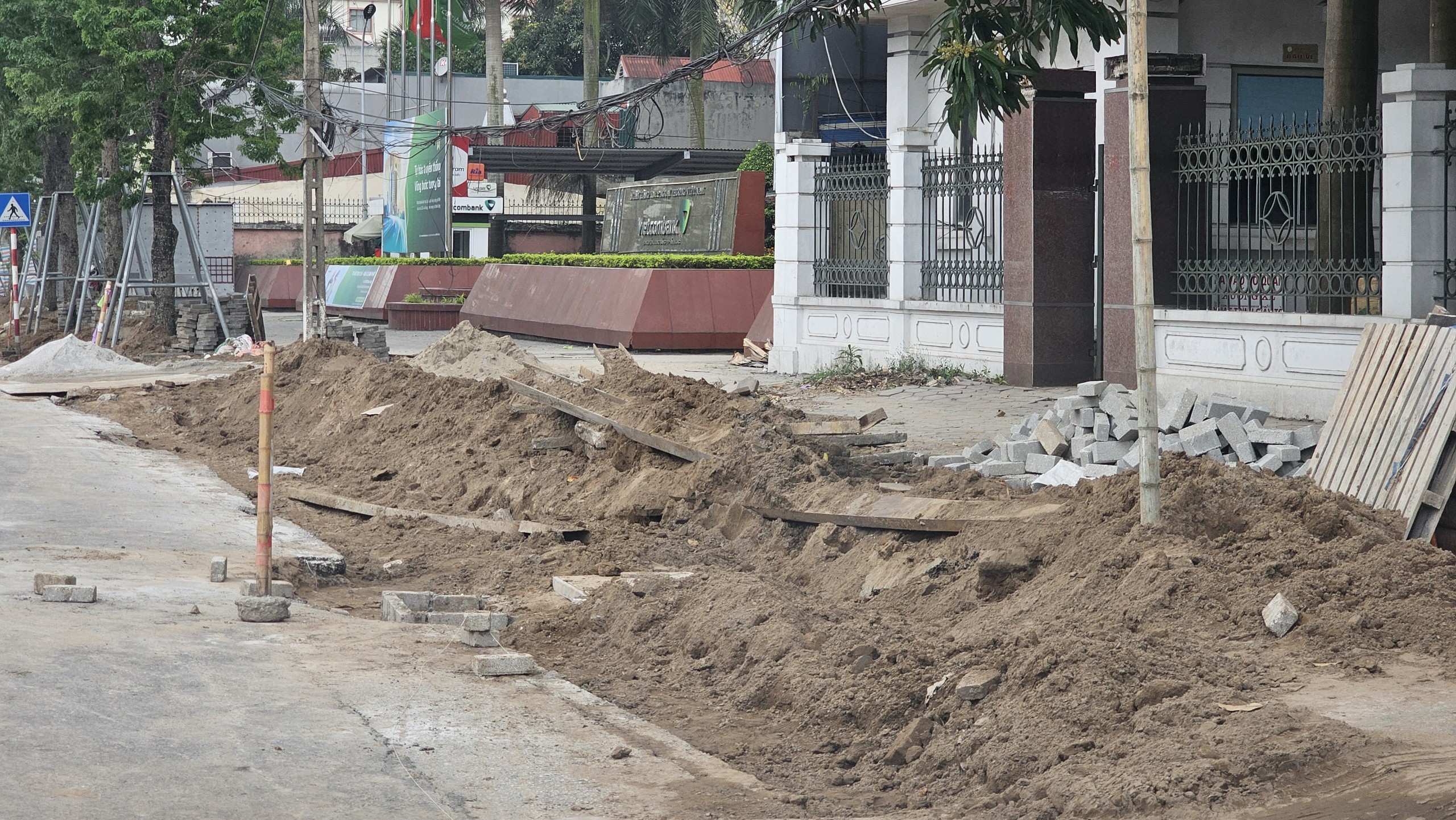 Hải Dương: Dự &aacute;n cải tạo vỉa h&egrave; thi c&ocirc;ng ẩu, đổ thải sai vị tr&iacute;- Ảnh 1.