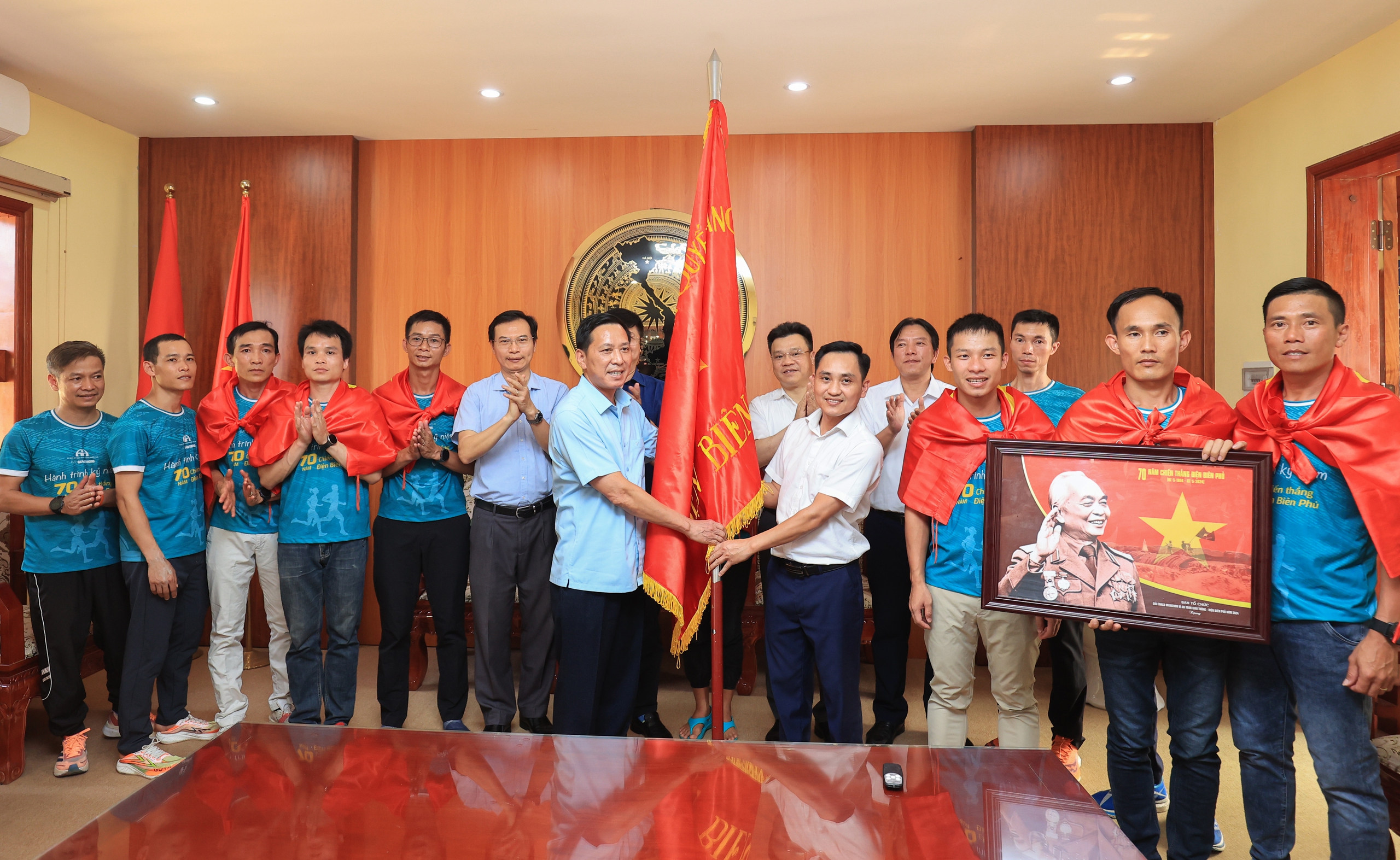 BTC Marathon v&igrave; ATGT d&acirc;ng hương tưởng nhớ Đại tướng V&otilde; Nguy&ecirc;n Gi&aacute;p v&agrave; anh h&ugrave;ng liệt sỹ- Ảnh 10.