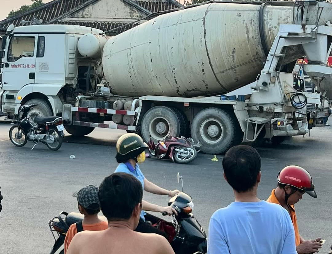 Va chạm xe bồn, người phụ nữ đi xe m&aacute;y ở Long An nguy kịch- Ảnh 1.