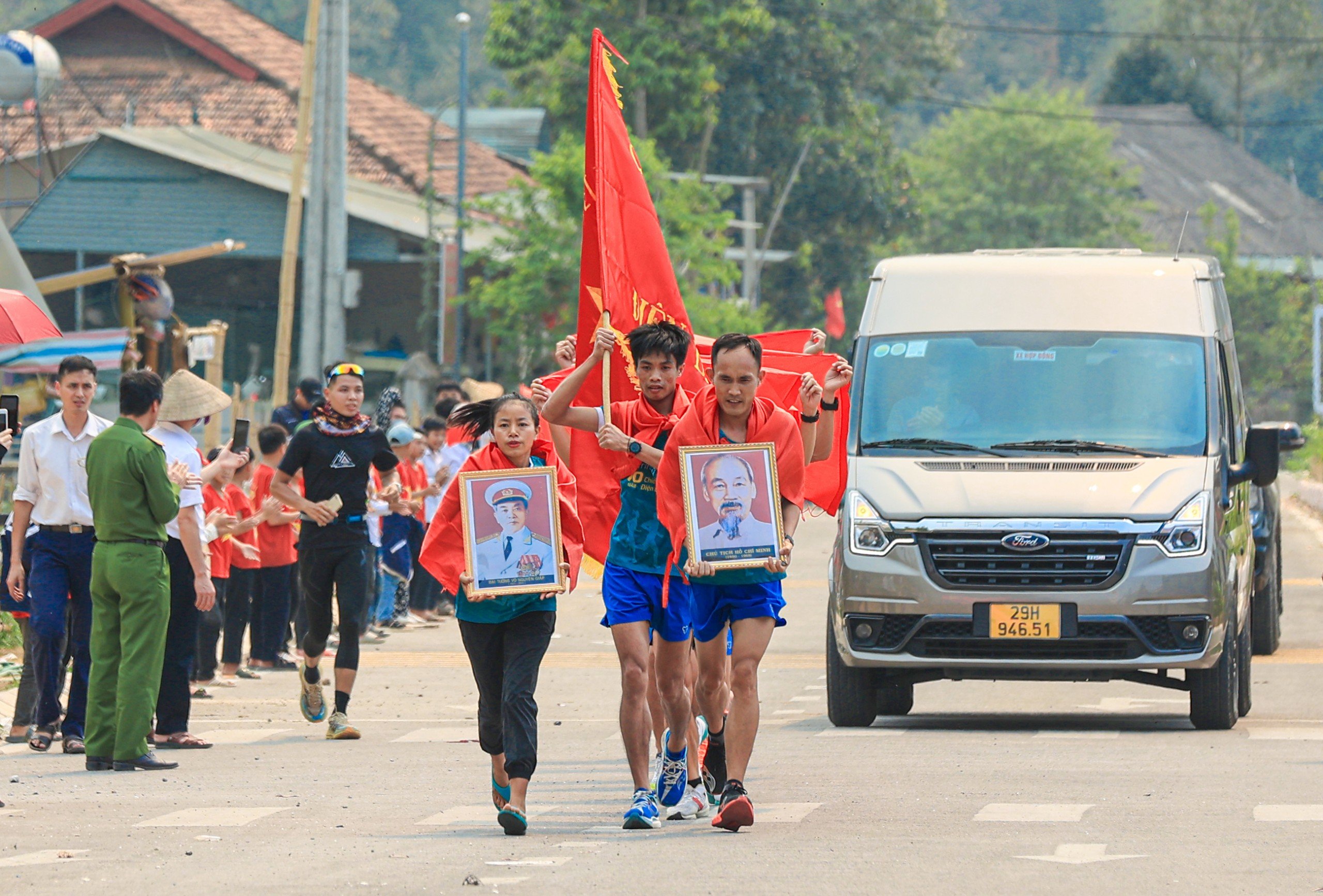 Trực tiếp: Giải THACO Marathon v&igrave; ATGT - Điện Bi&ecirc;n Phủ 2024 th&agrave;nh c&ocirc;ng rực rỡ- Ảnh 53.