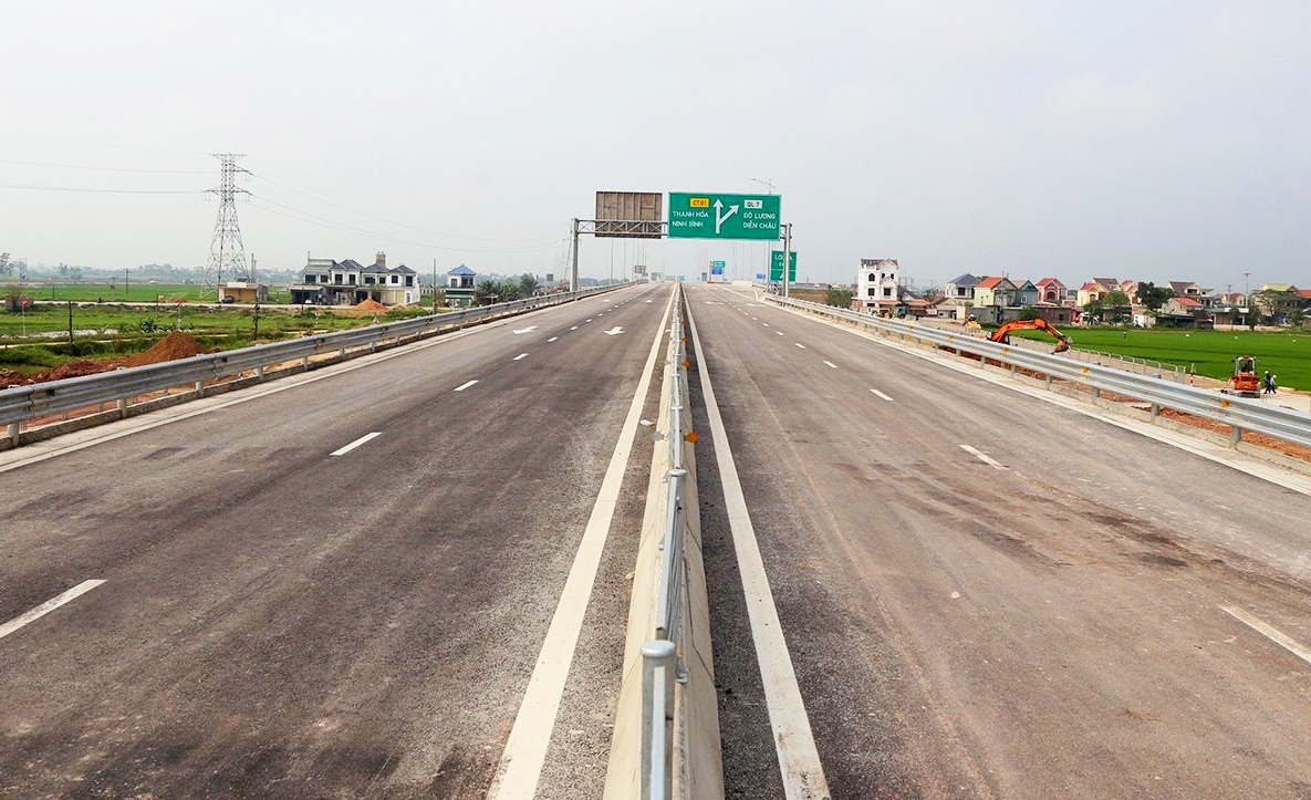 "Ăn tr&ecirc;n m&aacute;y, ngủ tr&ecirc;n đường", ho&agrave;n th&agrave;nh cao tốc từ H&agrave; Nội đến Vinh dịp 30/4- Ảnh 13.