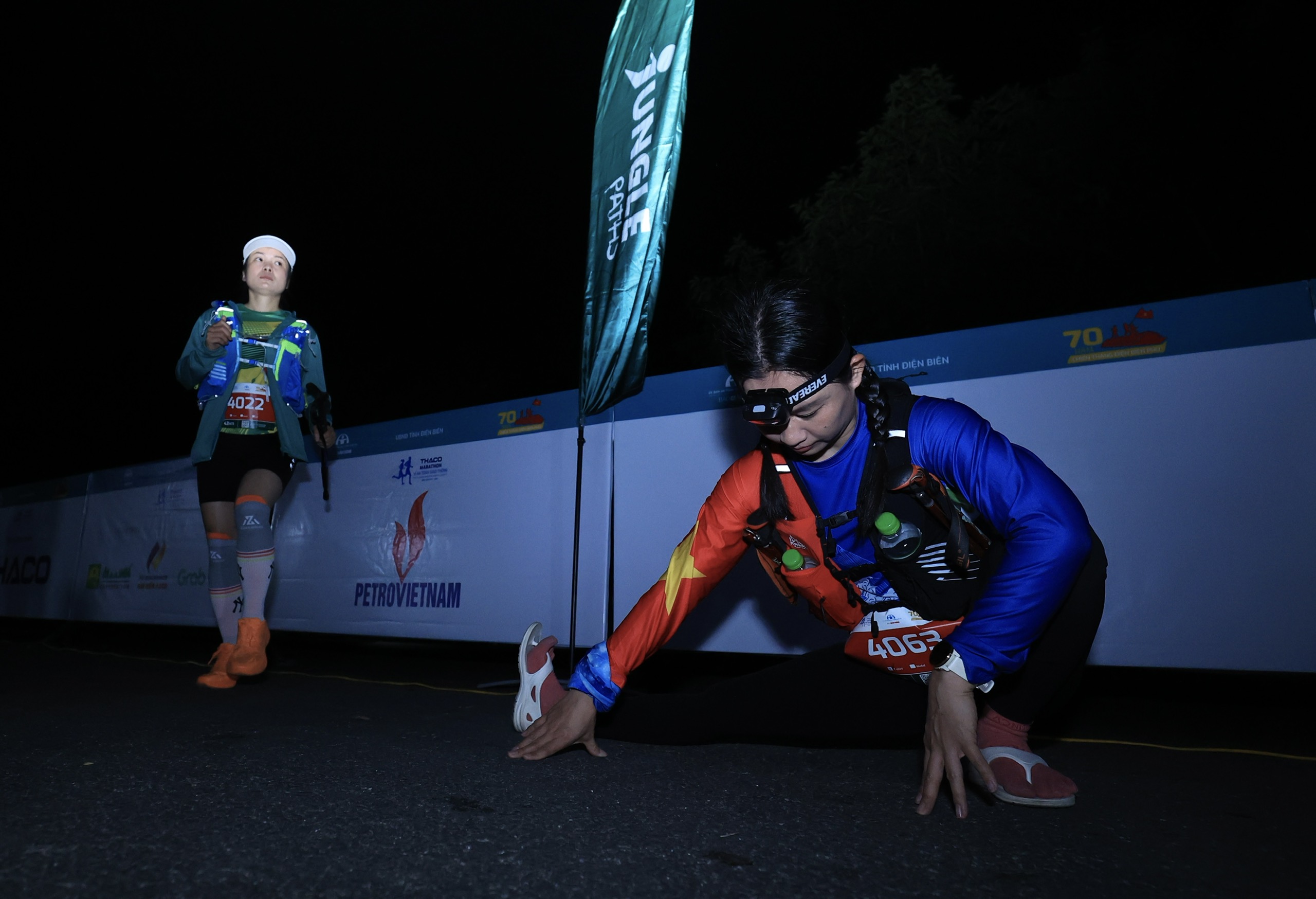 Trực tiếp: Giải THACO Marathon v&igrave; ATGT - Điện Bi&ecirc;n Phủ 2024 th&agrave;nh c&ocirc;ng rực rỡ- Ảnh 47.