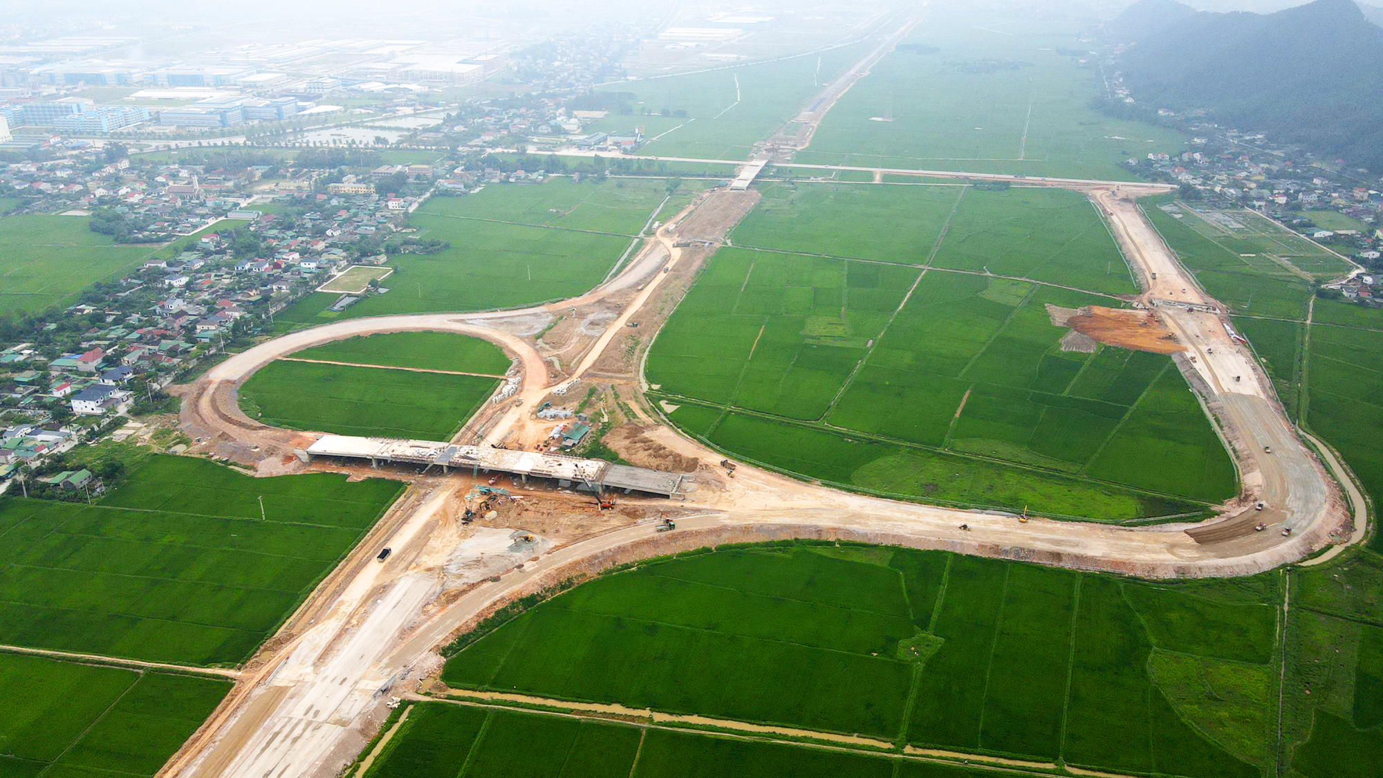 "Ăn tr&ecirc;n m&aacute;y, ngủ tr&ecirc;n đường", ho&agrave;n th&agrave;nh cao tốc từ H&agrave; Nội đến Vinh dịp 30/4- Ảnh 11.