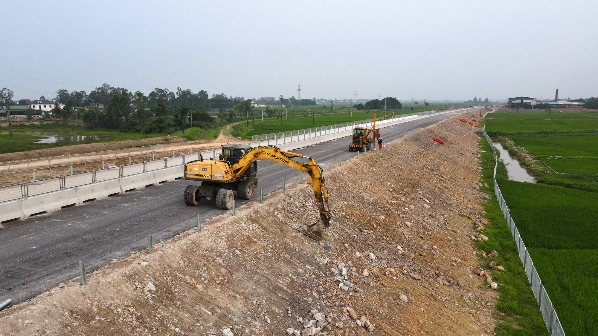 "Ăn tr&ecirc;n m&aacute;y, ngủ tr&ecirc;n đường", ho&agrave;n th&agrave;nh cao tốc từ H&agrave; Nội đến Vinh dịp 30/4- Ảnh 6.