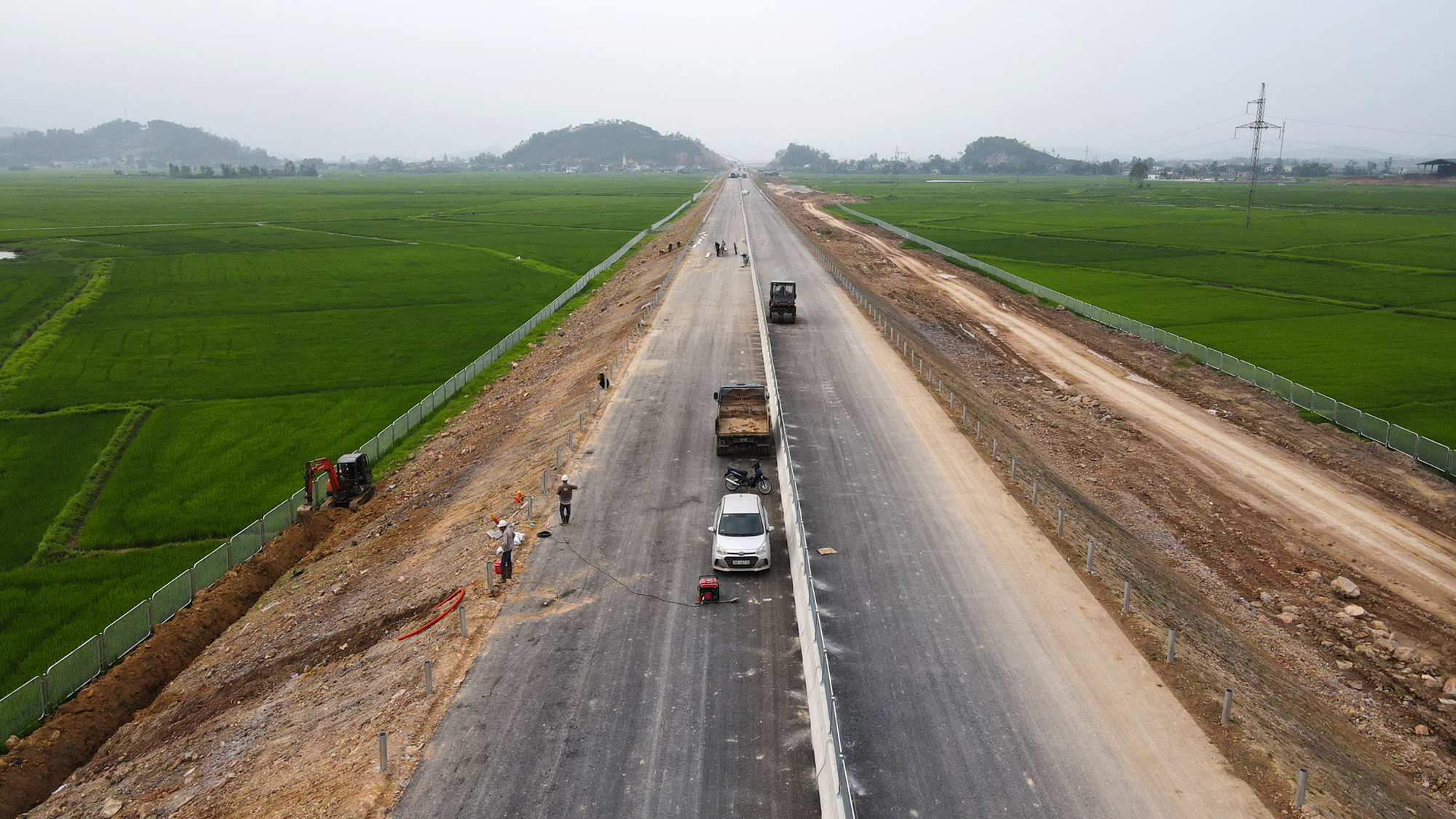 "Ăn tr&ecirc;n m&aacute;y, ngủ tr&ecirc;n đường", ho&agrave;n th&agrave;nh cao tốc từ H&agrave; Nội đến Vinh dịp 30/4- Ảnh 7.