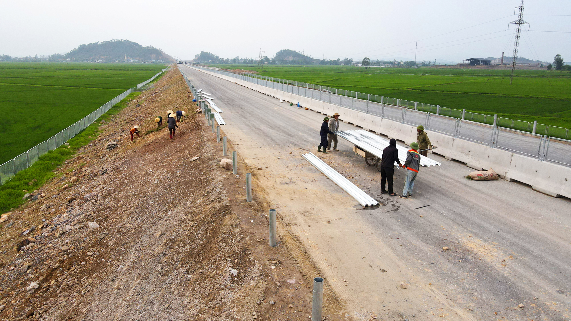 "Ăn tr&ecirc;n m&aacute;y, ngủ tr&ecirc;n đường", ho&agrave;n th&agrave;nh cao tốc từ H&agrave; Nội đến Vinh dịp 30/4- Ảnh 1.