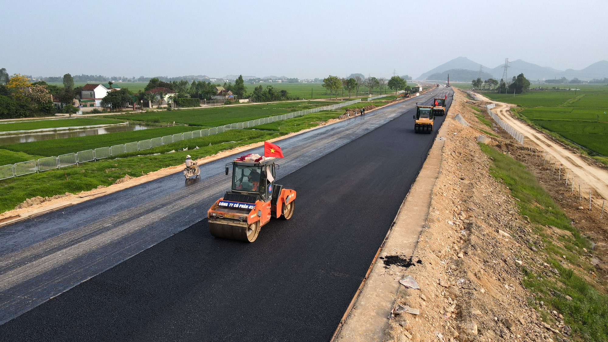 "Ăn tr&ecirc;n m&aacute;y, ngủ tr&ecirc;n đường", ho&agrave;n th&agrave;nh cao tốc từ H&agrave; Nội đến Vinh dịp 30/4- Ảnh 2.