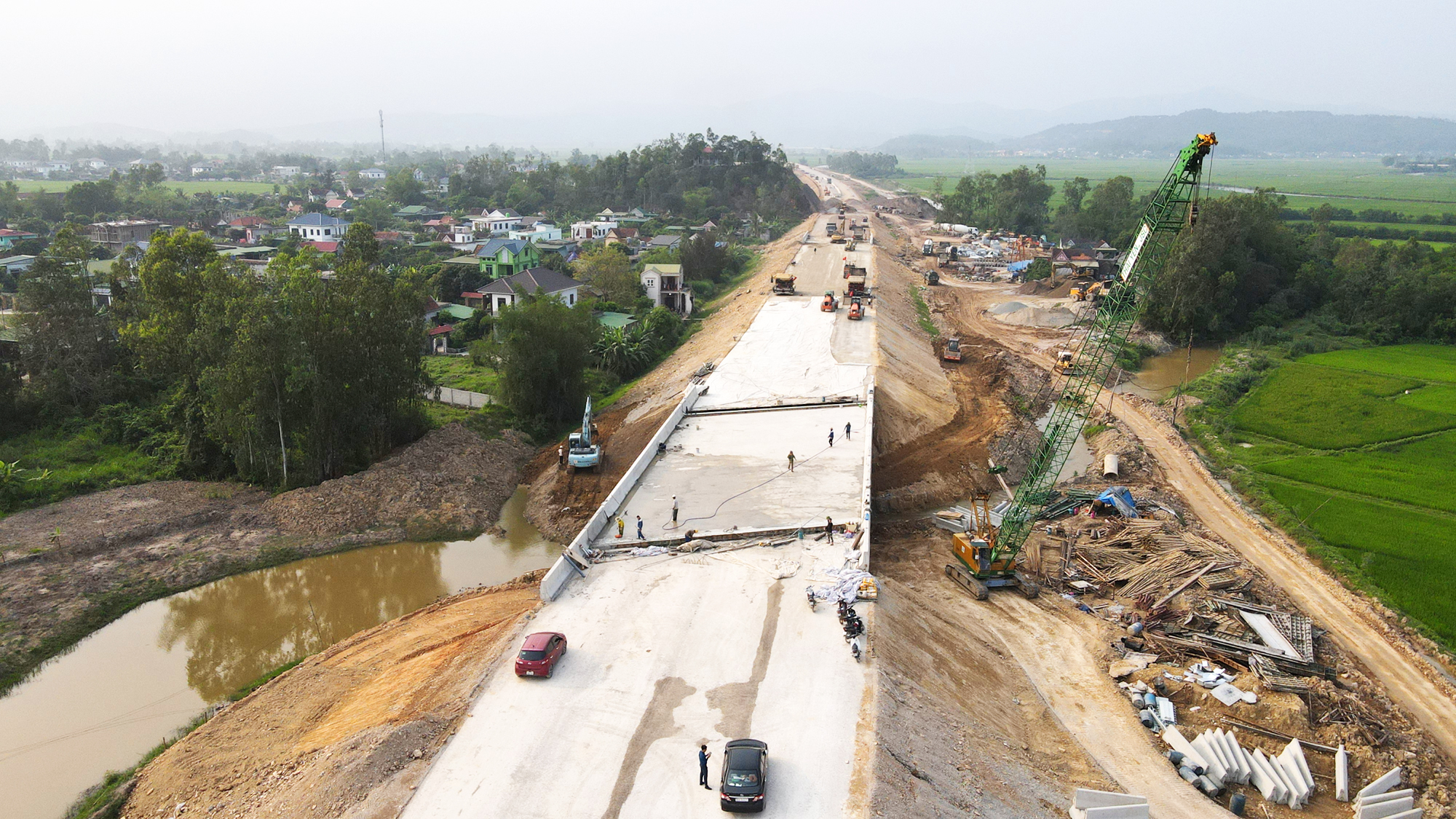 "Ăn tr&ecirc;n m&aacute;y, ngủ tr&ecirc;n đường", ho&agrave;n th&agrave;nh cao tốc từ H&agrave; Nội đến Vinh dịp 30/4- Ảnh 3.