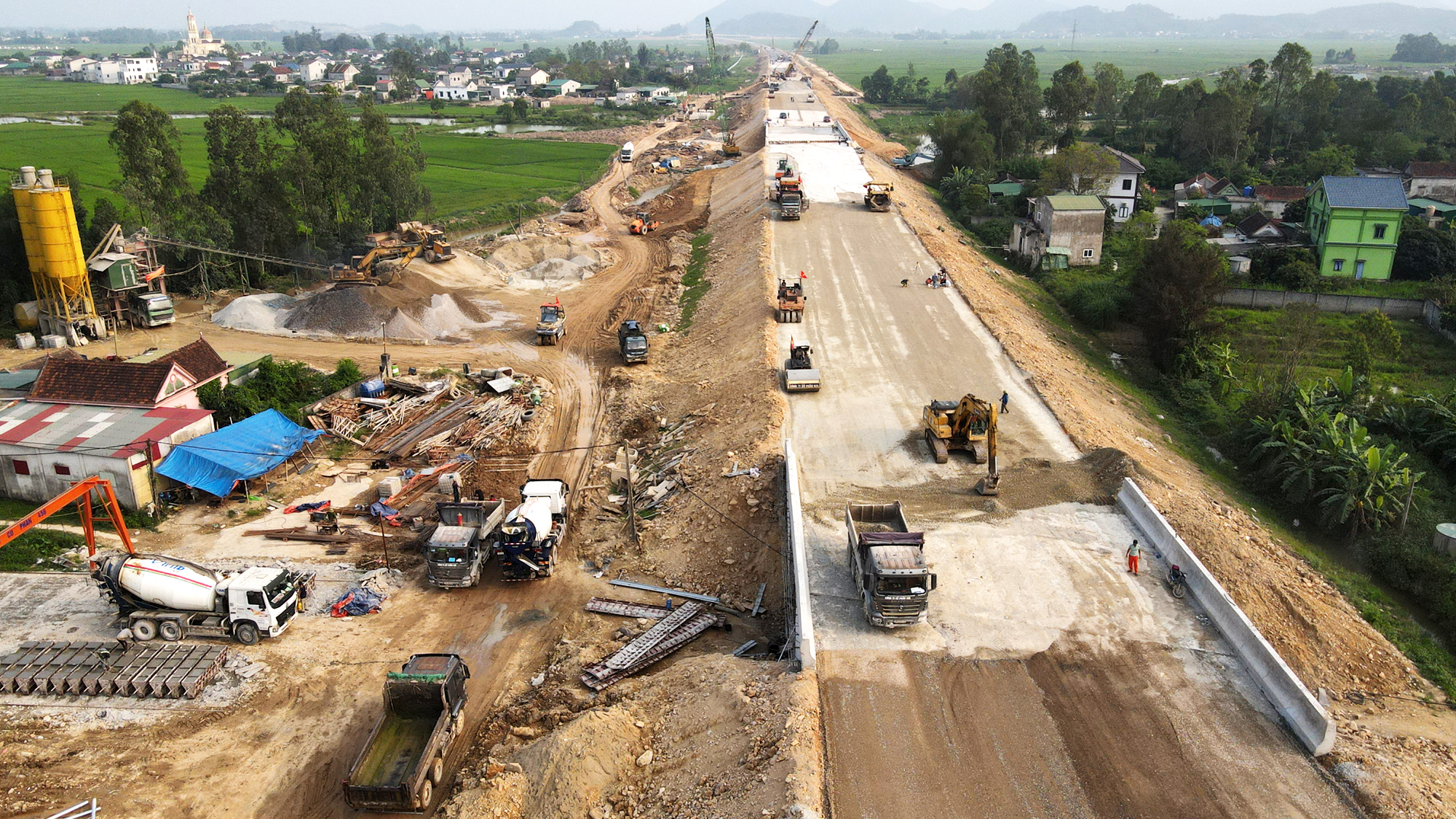 "Ăn tr&ecirc;n m&aacute;y, ngủ tr&ecirc;n đường", ho&agrave;n th&agrave;nh cao tốc từ H&agrave; Nội đến Vinh dịp 30/4- Ảnh 8.
