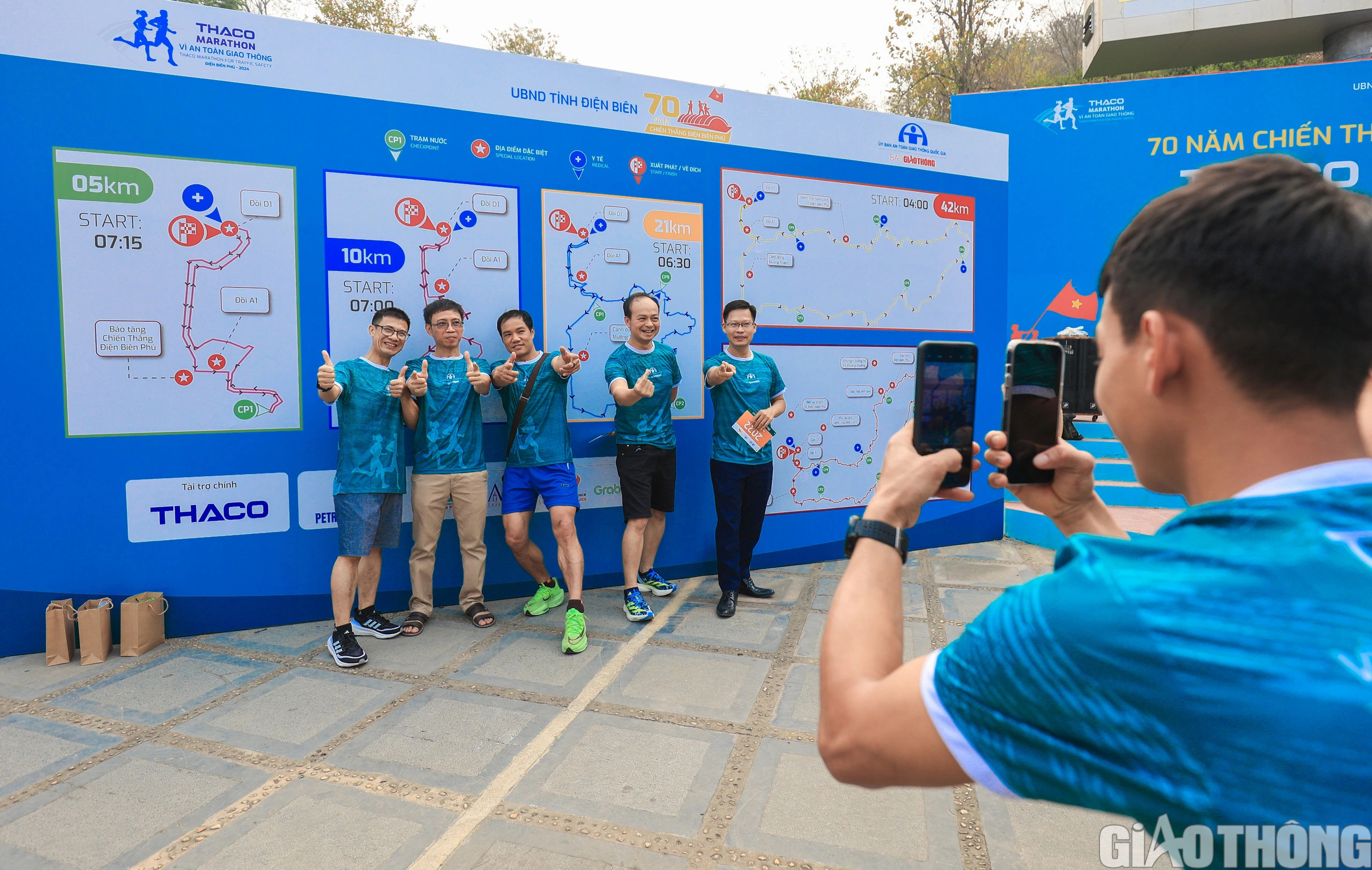 Runner h&agrave;o hứng nhận racekit, sẵn s&agrave;ng chinh phục Marathon v&igrave; ATGT - Điện Bi&ecirc;n Phủ 2024- Ảnh 8.