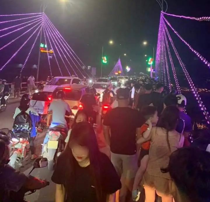 C&ocirc; g&aacute;i bất ngờ dừng &ocirc; t&ocirc; nhảy xuống s&ocirc;ng Cầu, bạn trai nhảy xuống cứu bất th&agrave;nh- Ảnh 3.