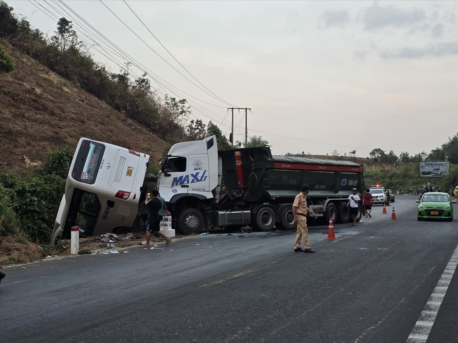 Danh t&iacute;nh 24 người bị thương vụ TNGT tr&ecirc;n QL24 qua Kon Tum- Ảnh 1.